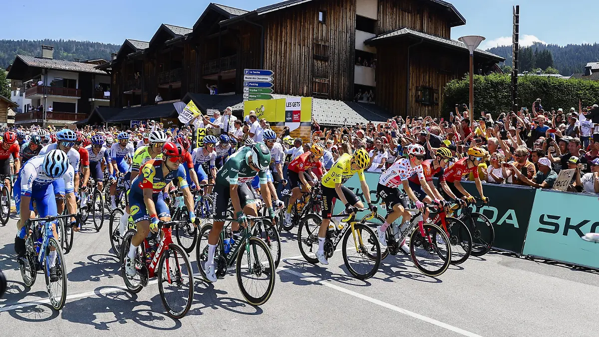 Italian Giulio Ciccone of Lidl-Trek, Belgian Jasper Philipsen of Alpecin-Deceuninck, Danish Jonas Vingegaard of Jumbo-Visma, US' Neilson Powless of EF Education-EasyPost and Spanish Carlos Rodriguez of Ineos Grenadiers pictured at the start of stage 15 of the Tour de France cycling race, from Les Gets Les Portes du Soleil to Saint-Gervais Mont-Blanc (179 km), France, Sunday 16 July 2023. This year's Tour de France takes place from 01 to 23 July 2023. BELGA PHOTO DAVID PINTENS