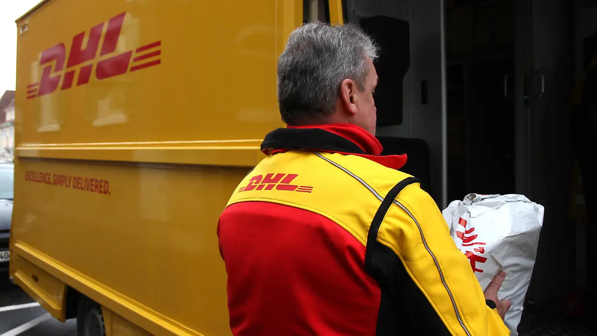 Themenbild - Deutsche Post, DHL, Paketzusteller, Paketzustellung, Expresszustellung, Expresslieferung Brieftraeger, Postbote Bild: Model released, Model release Vertrag liegt vor, DHL Paketzustellung beim Ausliefern von Express Paketen. Brieftraeger beim Post austragen und Paket scannen, Paket ausliefern, Paket und Brief zustellen, Briefträger mit dem Postfahrrad. Symbolbild, Themenbild, Featurebild Deutsche Post, Post, DHL, Paketzusteller, Express, Expresslieferung, Expresszustellung, Zustellung, Zusteller, Kombi, DHL Wagen, Brieftraeger, Brief, scannen, scan, Logo, Emblem, Marke, Postbote, Paket, Pakete, Paeckchen, Briefzusteller, Zusteller, Paketzusteller, Paketbote, Postler, Zustellen, Postdienstleistung, Dienstleistung, Express, Aussen, Aussenaufnahme, Kurier, Kurierzusteller, Kurierzustellung, Expresszusteller, Kurierzusteller, Versandservice, Paketdienst, Kurierdienstleistung, Postpaket, einwerfen, austragen, Austraeger, Symbolbild, Themenbild, Featurebild, Feature || Modellfreigabe vorhanden