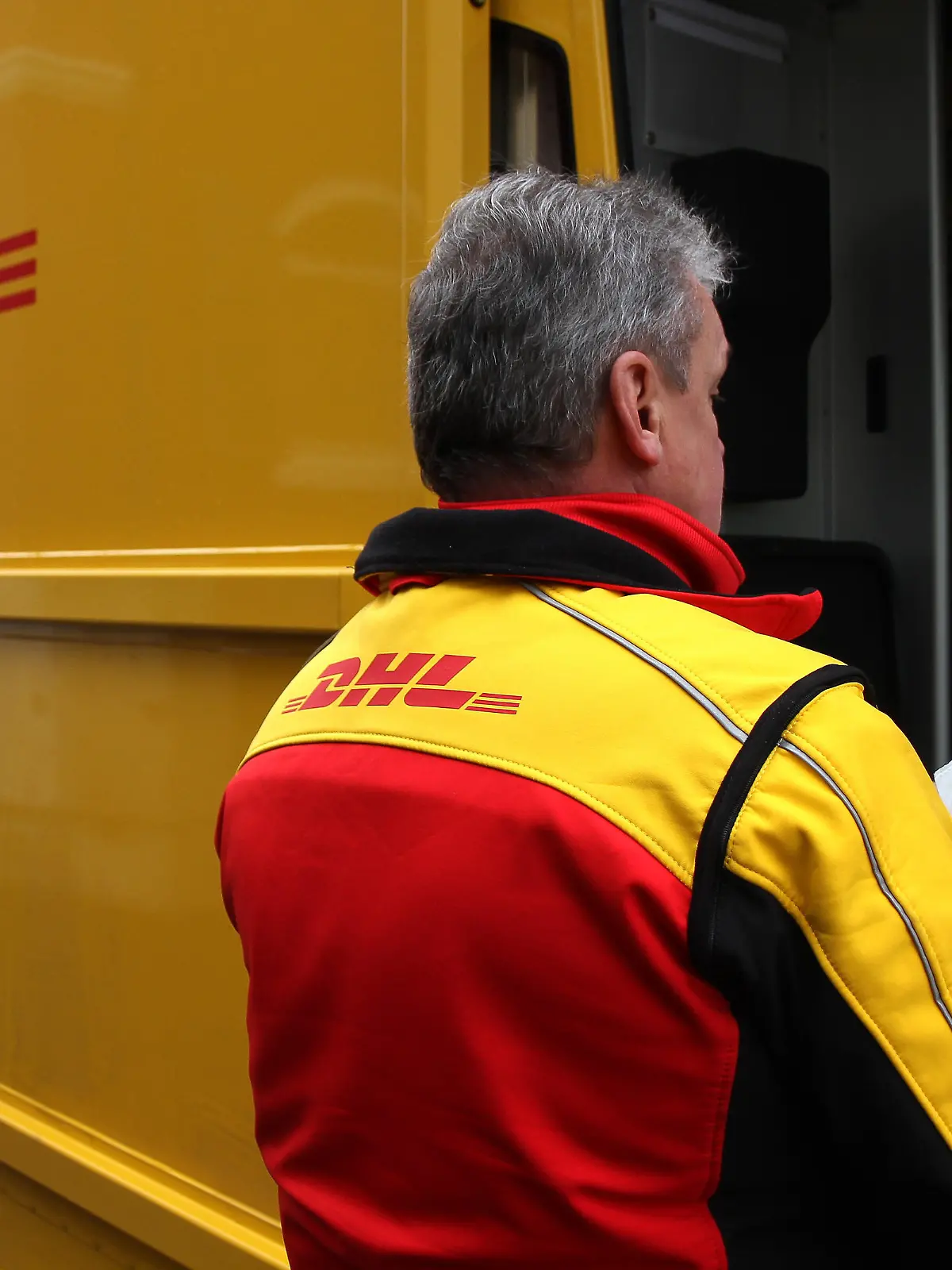 Themenbild - Deutsche Post, DHL, Paketzusteller, Paketzustellung, Expresszustellung, Expresslieferung Brieftraeger, Postbote Bild: Model released, Model release Vertrag liegt vor, DHL Paketzustellung beim Ausliefern von Express Paketen. Brieftraeger beim Post austragen und Paket scannen, Paket ausliefern, Paket und Brief zustellen, Briefträger mit dem Postfahrrad. Symbolbild, Themenbild, Featurebild Deutsche Post, Post, DHL, Paketzusteller, Express, Expresslieferung, Expresszustellung, Zustellung, Zusteller, Kombi, DHL Wagen, Brieftraeger, Brief, scannen, scan, Logo, Emblem, Marke, Postbote, Paket, Pakete, Paeckchen, Briefzusteller, Zusteller, Paketzusteller, Paketbote, Postler, Zustellen, Postdienstleistung, Dienstleistung, Express, Aussen, Aussenaufnahme, Kurier, Kurierzusteller, Kurierzustellung, Expresszusteller, Kurierzusteller, Versandservice, Paketdienst, Kurierdienstleistung, Postpaket, einwerfen, austragen, Austraeger, Symbolbild, Themenbild, Featurebild, Feature || Modellfreigabe vorhanden