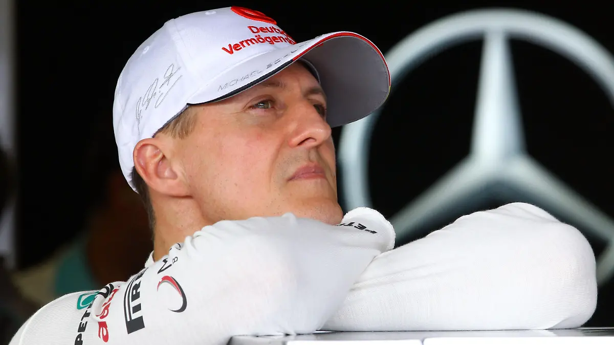 ARCHIV - Der deutsche Formel-1-Pilot Michael Schumacher vom Team Mercedes AMG steht am 17.03.2012 beim Großen Preis von Australien in Melbourne in der Box. Die Sportwelt verneigt sich vor Michael Schumacher: Vor dem endgültigen Abschied des siebenmaligen Weltmeisters aus der Formel 1 an diesem Wochenende in Sao Paulo würdigten andere Sportidole die Leistungen und den Stellenwert des Ausnahmekönners. Foto: Jens Büttner/dpa (zu dpa KORR: «Sportidole loben Schumacher: «Vorbild» und «einer der ganz Großen»» vom 22.11.2012) +++(c) dpa - Bildfunk+++