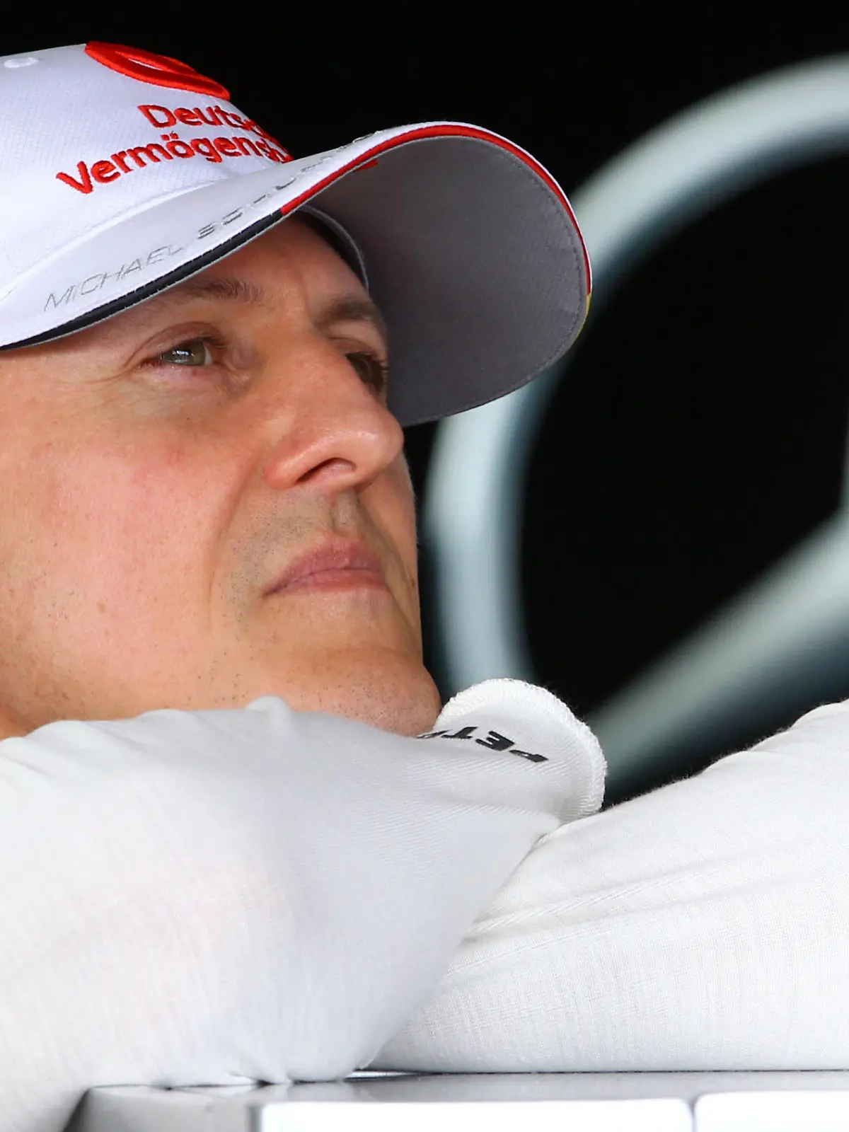 ARCHIV - Der deutsche Formel-1-Pilot Michael Schumacher vom Team Mercedes AMG steht am 17.03.2012 beim Großen Preis von Australien in Melbourne in der Box. Die Sportwelt verneigt sich vor Michael Schumacher: Vor dem endgültigen Abschied des siebenmaligen Weltmeisters aus der Formel 1 an diesem Wochenende in Sao Paulo würdigten andere Sportidole die Leistungen und den Stellenwert des Ausnahmekönners. Foto: Jens Büttner/dpa (zu dpa KORR: «Sportidole loben Schumacher: «Vorbild» und «einer der ganz Großen»» vom 22.11.2012)  +++(c) dpa - Bildfunk+++