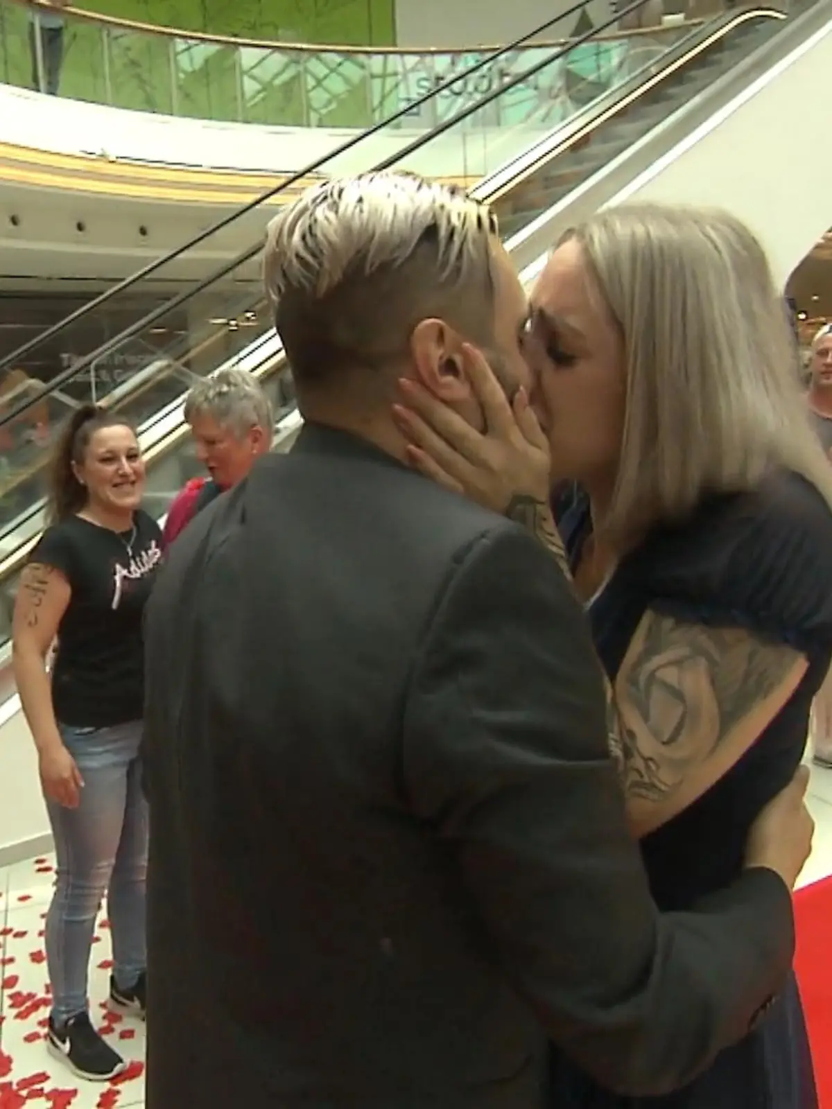 Seit acht Wochen steht Bernhard Birkenfelder aus dem hessischen Gießen unter Hochspannung: Er will seiner Freundin Lisa einen Heiratsantrag machen. Aber die Frage aller Fragen bei einem romantischen Essen stellen, während der Verlobungsring im Sektglas schwimmt? Das ist Bernhard viel zu langweilig. Kurzerhand plant er den wohl spektakulärsten Heiratsantrag des Jahres in einem Gießener Kaufhaus inklusive Flashmob, Luftballons und vielen Rosenblättern. Alle wissen Bescheid – außer die zukünftige Braut, die ahnungslos mit einer Freundin im Eiscafé sitzt. Doch wird sie am Ende auch „Ja“ sagen? Das verraten wir im Video!