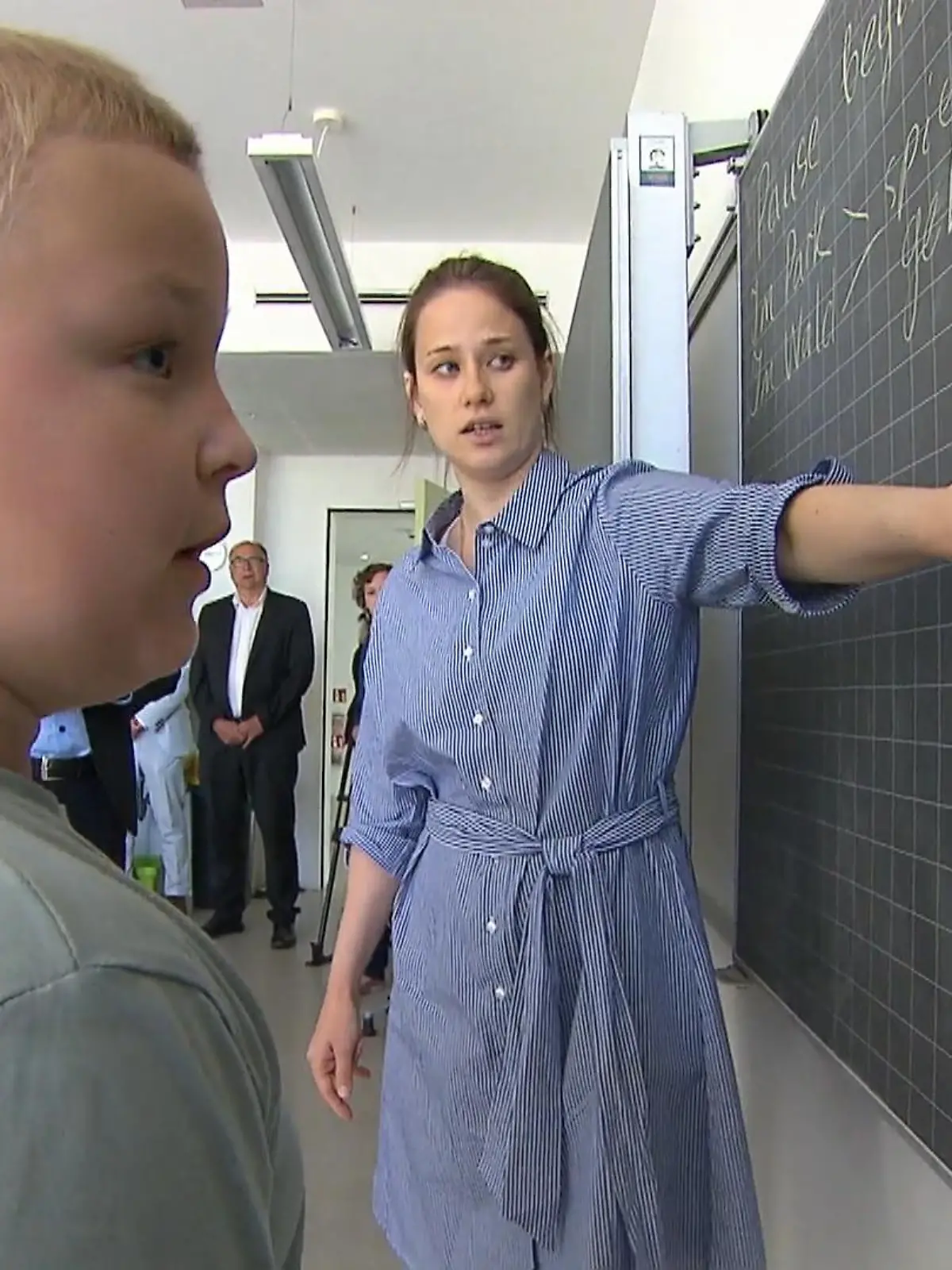Seit Februar dieses Jahres herrscht Krieg in der Ukraine – viele Menschen sind geblieben, um ihre Heimat zu verteidigen, viele aber auch geflohen. Seit Kriegsausbruch sind an Hessens Schulen mehr als 12.000 geflohene Kinder und Jugendliche angekommen. Doch der Start in einem neuen Land mit einer fremden Sprache ist alles andere als leicht. Mehr im Video!