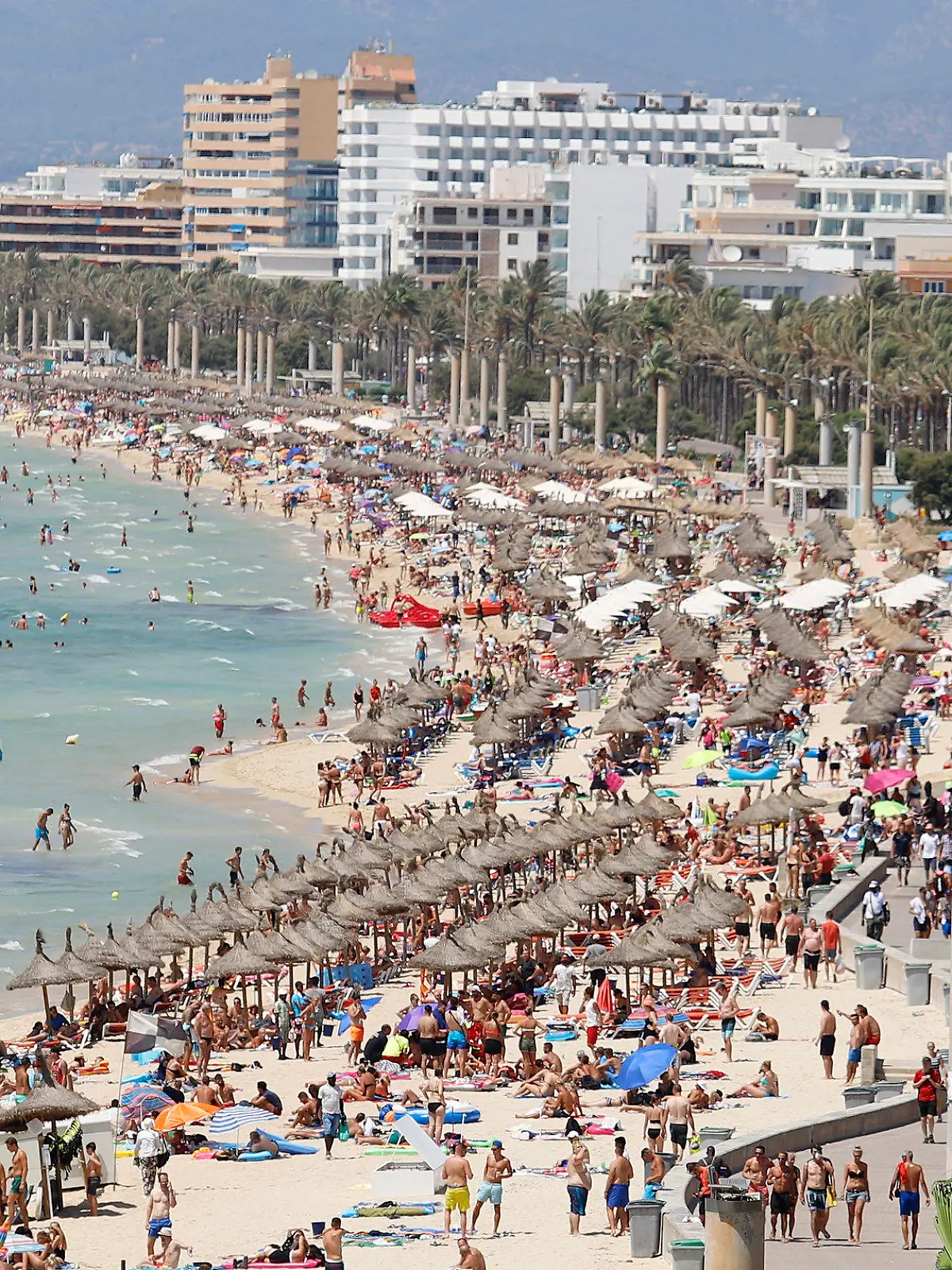 ARCHIV - 12.08.2018, Spanien, Palma: Ein Krankenwagen fährt auf den Strand von El Arenal, wo sich zahlreiche Touristen sonnen und baden. Der Strand ist eines der Hauptziele für deutsche und niederländische Touristen während der Sommersaison auf der Balearen-Insel Mallorca. Der heiße Sommer hat die Reiselust der Bundesbürger in diesem Jahr nicht gedämpft - im Gegenteil. (zu dpa «Tourismusverband BTW: Bundesbürger zum Jahreswechsel in Reiselaune») Foto: Clara Margais/dpa +++ dpa-Bildfunk +++