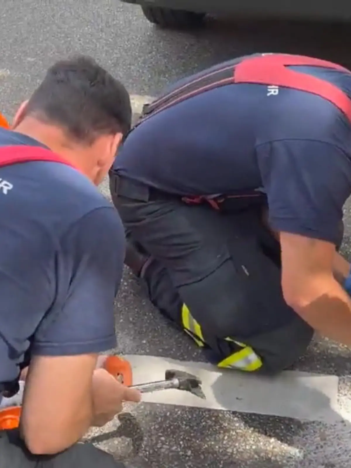 In Stuttgart kam es zu einem Zwischenfall zwischen einem Klima-Aktivisten der Letzten Generation und einem Feuerwehrmann, der ihn wieder vom Asphalt befreien sollte. Aus dem Nichts beginnt der Aktivist zu schreien wie am Spieß. Der Feuerwehrmann hingegen ist sich keiner Schuld bewusst.