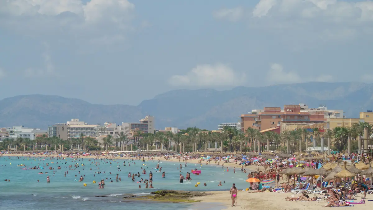 Strandszene an der Playa de Palma und Bucht von Palma im Sommer 2023 - Standabschnit SArenalStrandszene an der Playa de Palma und Bucht von Palma im Sommer 2023 - Standabschnit SArenal, Palma Mallorca Spanien Playa de Palma *** Beach scene at the Playa de Palma and Bay of Palma in summer 2023 Stand section SArenal Beach scene at the Playa de Palma and Bay of Palma in summer 2023 Stand section SArenal, Palma Mallorca Spain Playa de Palma