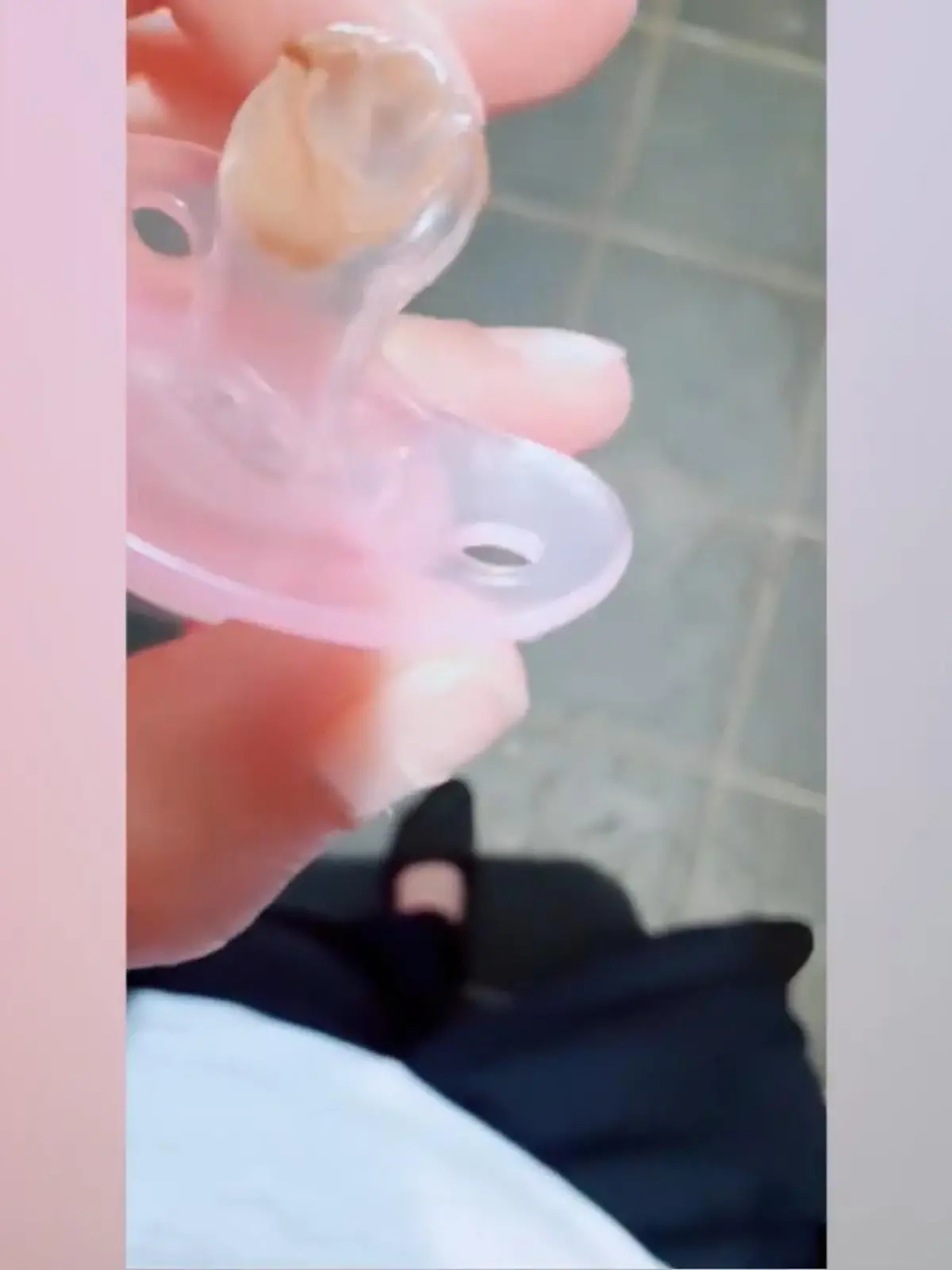 Bild zu: "Mutter beruhigt Baby mit Schoko-Nuckel"