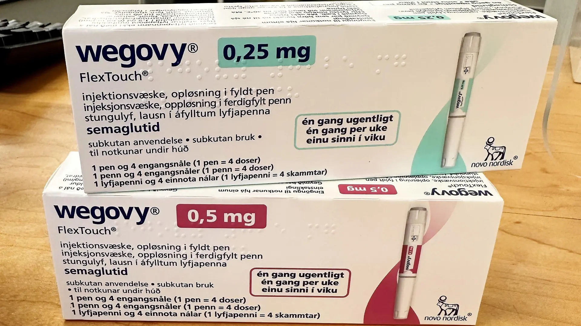 PRODUKTION - 28.06.2023, Dänemark, Kopenhagen: Verschiedene Packungen des Abnehmmittels «Wegovy» des Pharmakonzerns Novo Nordisk liegen in einer dänischen Apotheke auf dem Verkaufstresen. Ab Montag (17.7.) können Ärztinnen und Ärzte «Wegovy» Patienten mit Adipositas verschreiben, wie der Hersteller Novo Nordisk auf Anfrage der Deutschen Presse-Agentur mitteilte. (zu dpa «Abnehmmittel «Wegovy» ab Montag in Deutschland verschreibbar») Foto: Steffen Trumpf/dpa +++ dpa-Bildfunk +++