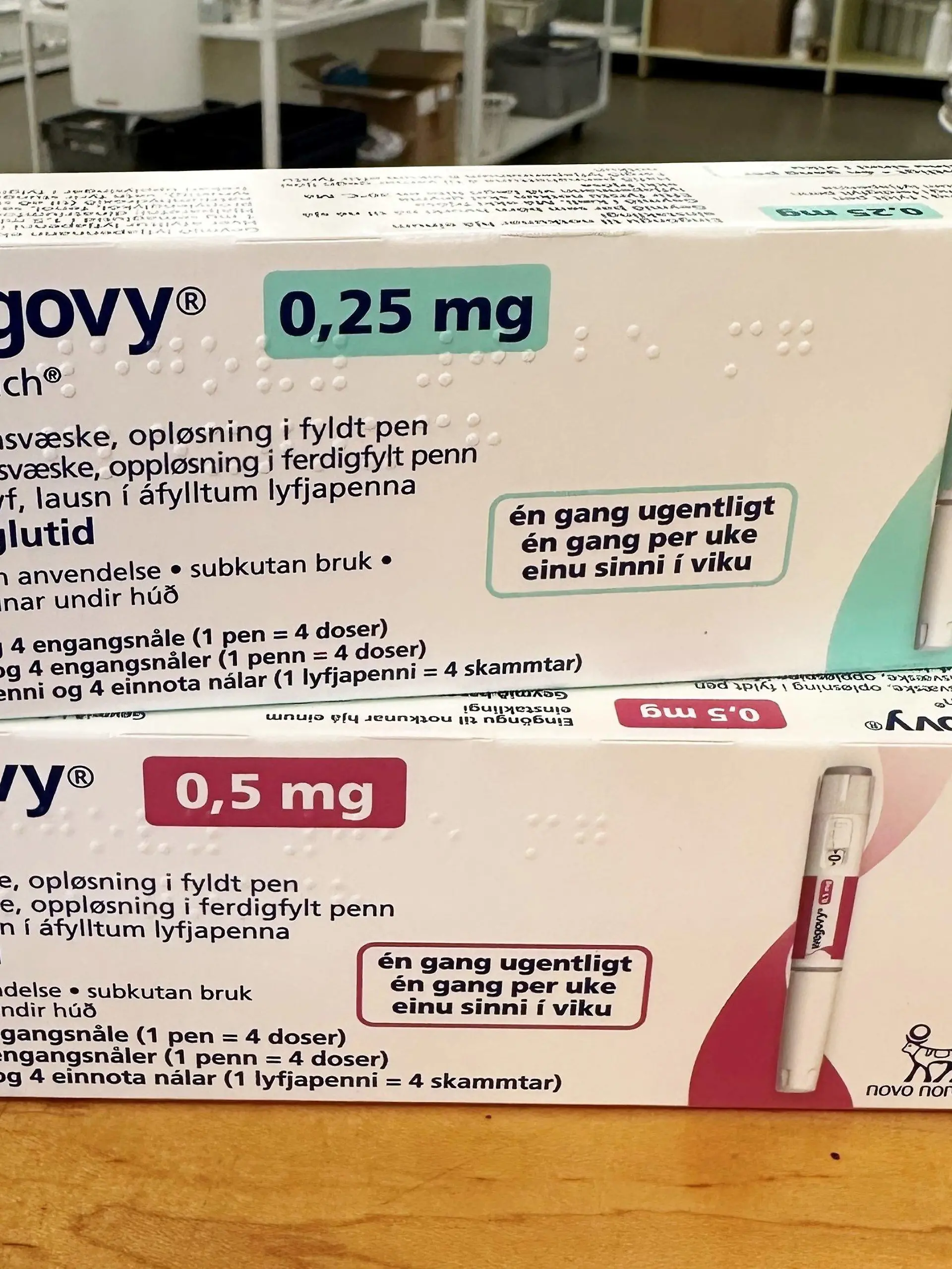 PRODUKTION - 28.06.2023, Dänemark, Kopenhagen: Verschiedene Packungen des Abnehmmittels «Wegovy» des Pharmakonzerns Novo Nordisk liegen in einer dänischen Apotheke auf dem Verkaufstresen. Ab Montag (17.7.) können Ärztinnen und Ärzte «Wegovy» Patienten mit Adipositas verschreiben, wie der Hersteller Novo Nordisk auf Anfrage der Deutschen Presse-Agentur mitteilte. (zu dpa «Abnehmmittel «Wegovy» ab Montag in Deutschland verschreibbar») Foto: Steffen Trumpf/dpa +++ dpa-Bildfunk +++