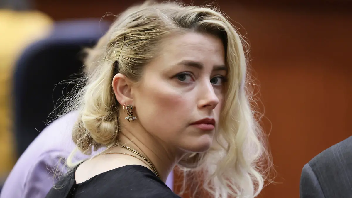 01.06.2022, USA, Fairfax: Amber Heard wartet vor der Verlesung des Urteils im Fairfax County Circuit Courthouse. Im Verleumdungsprozess zwischen Hollywood-Star Johnny Depp und seiner Ex-Ehefrau Amber Heard hat sich die Jury größtenteils auf die Seite von Depp gestellt - aber auch Heard in einigen Punkten recht gegeben. Foto: Evelyn Hockstein/Pool Reuters/AP/dpa +++ dpa-Bildfunk +++