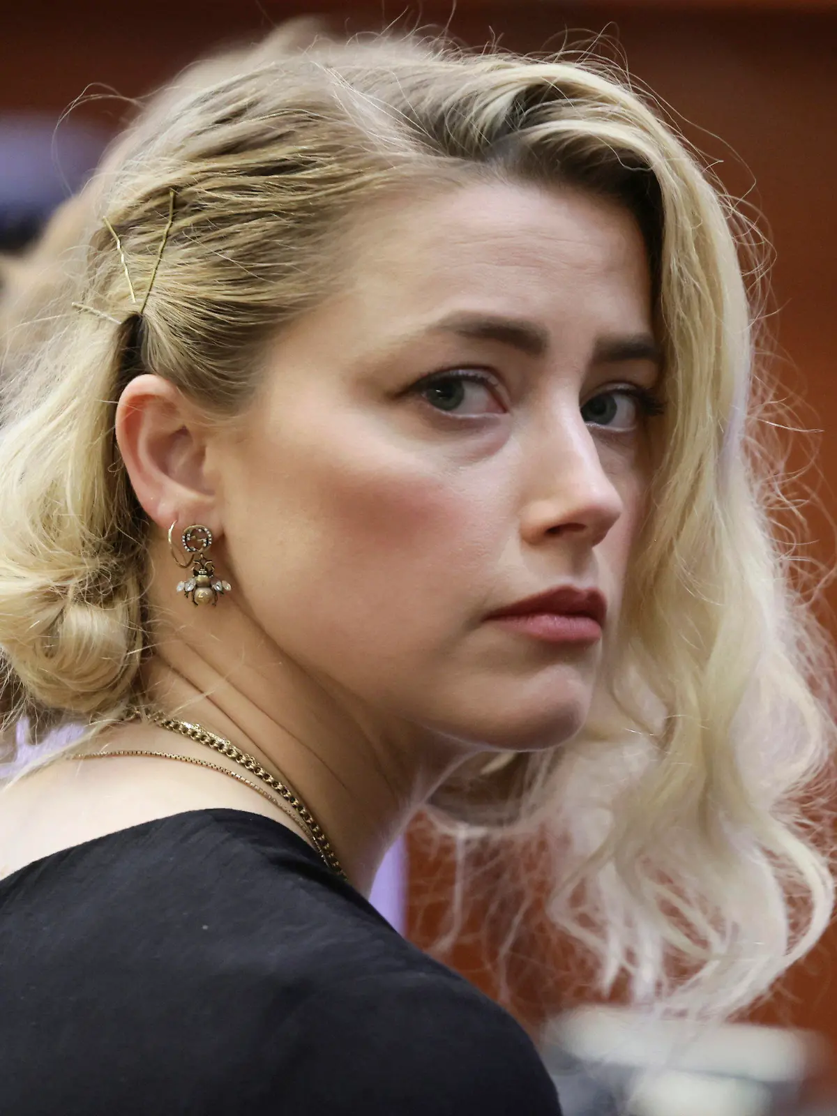 01.06.2022, USA, Fairfax: Amber Heard wartet vor der Verlesung des Urteils im Fairfax County Circuit Courthouse. Im Verleumdungsprozess zwischen Hollywood-Star Johnny Depp und seiner Ex-Ehefrau Amber Heard hat sich die Jury größtenteils auf die Seite von Depp gestellt - aber auch Heard in einigen Punkten recht gegeben. Foto: Evelyn Hockstein/Pool Reuters/AP/dpa +++ dpa-Bildfunk +++