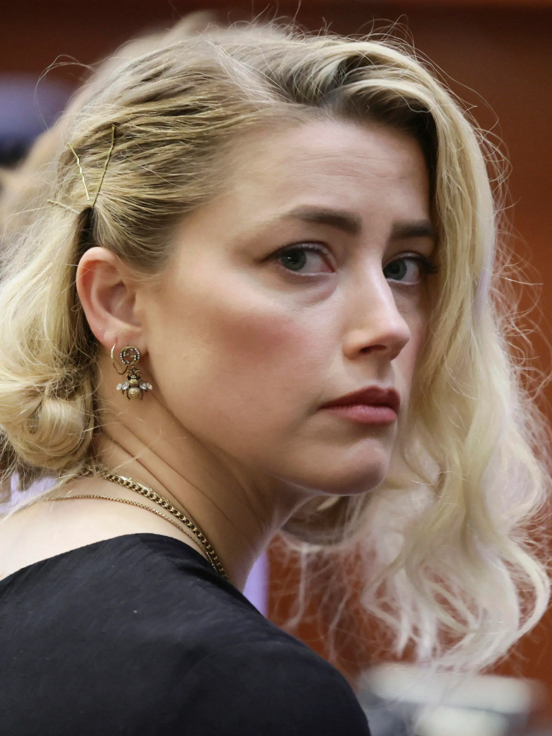 01.06.2022, USA, Fairfax: Amber Heard wartet vor der Verlesung des Urteils im Fairfax County Circuit Courthouse. Im Verleumdungsprozess zwischen Hollywood-Star Johnny Depp und seiner Ex-Ehefrau Amber Heard hat sich die Jury größtenteils auf die Seite von Depp gestellt - aber auch Heard in einigen Punkten recht gegeben. Foto: Evelyn Hockstein/Pool Reuters/AP/dpa +++ dpa-Bildfunk +++