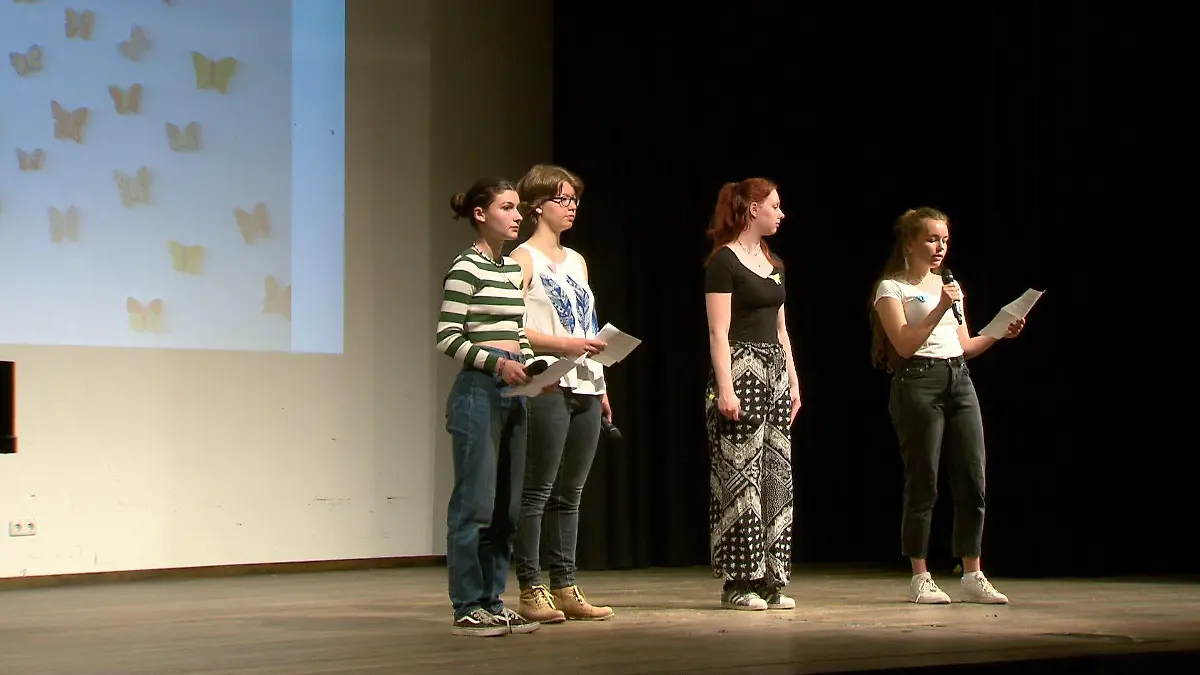 Schülerinnen der Elsa-Brändström-Schule in Hannover tragen Gedichte der Holocaust-Opfer vor.