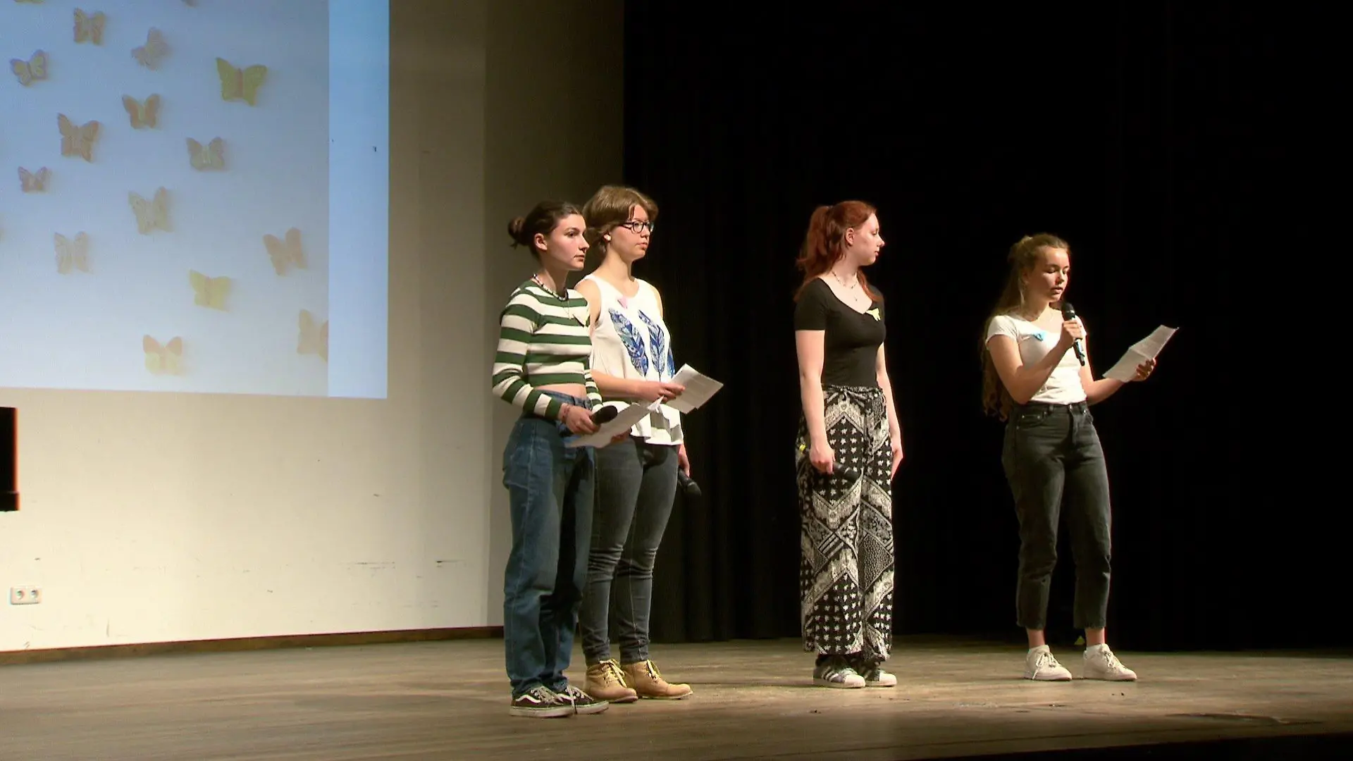 Schülerinnen der Elsa-Brändström-Schule in Hannover tragen Gedichte der Holocaust-Opfer vor.