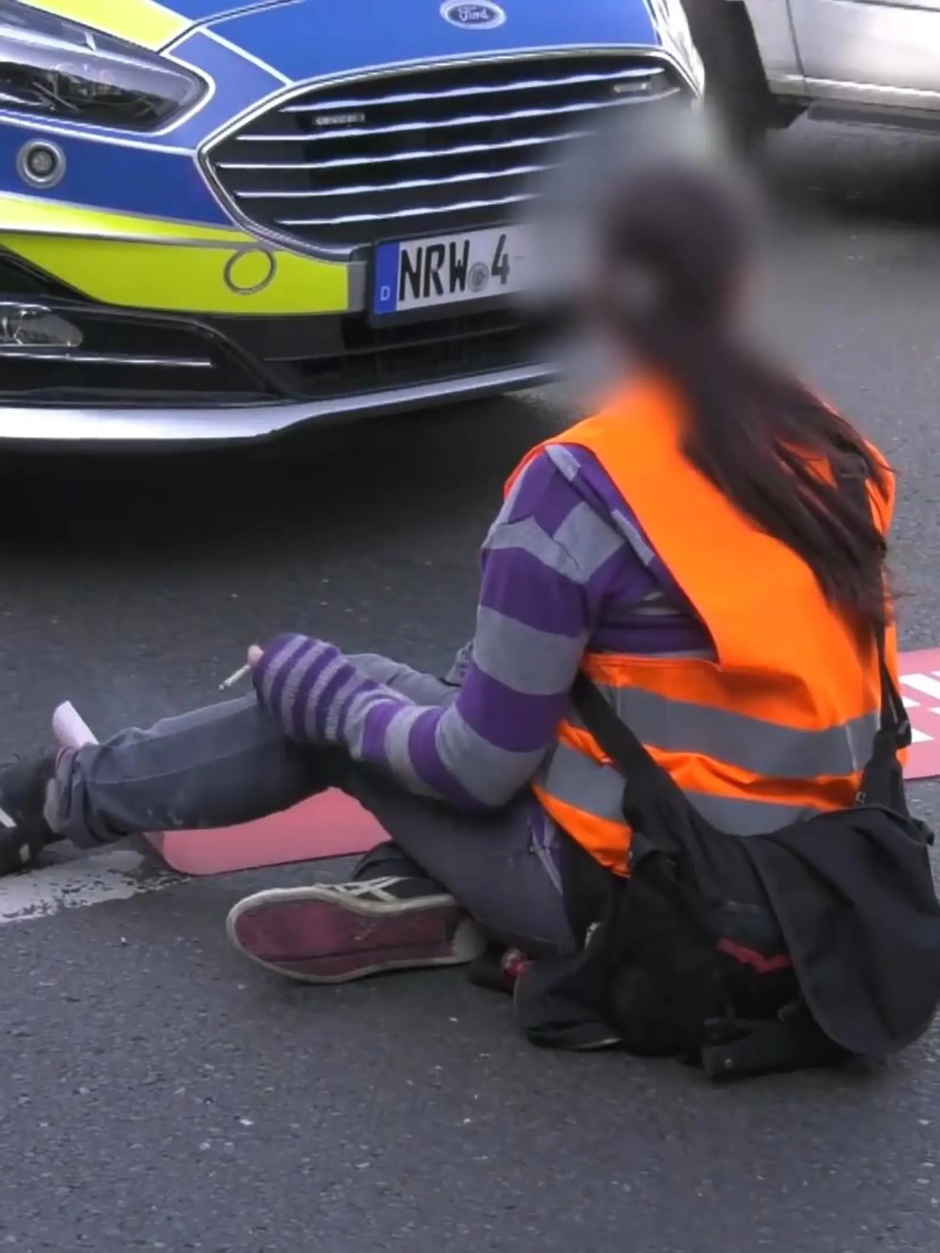 Bild zu: "Demonstranten kleben in Köln fest"