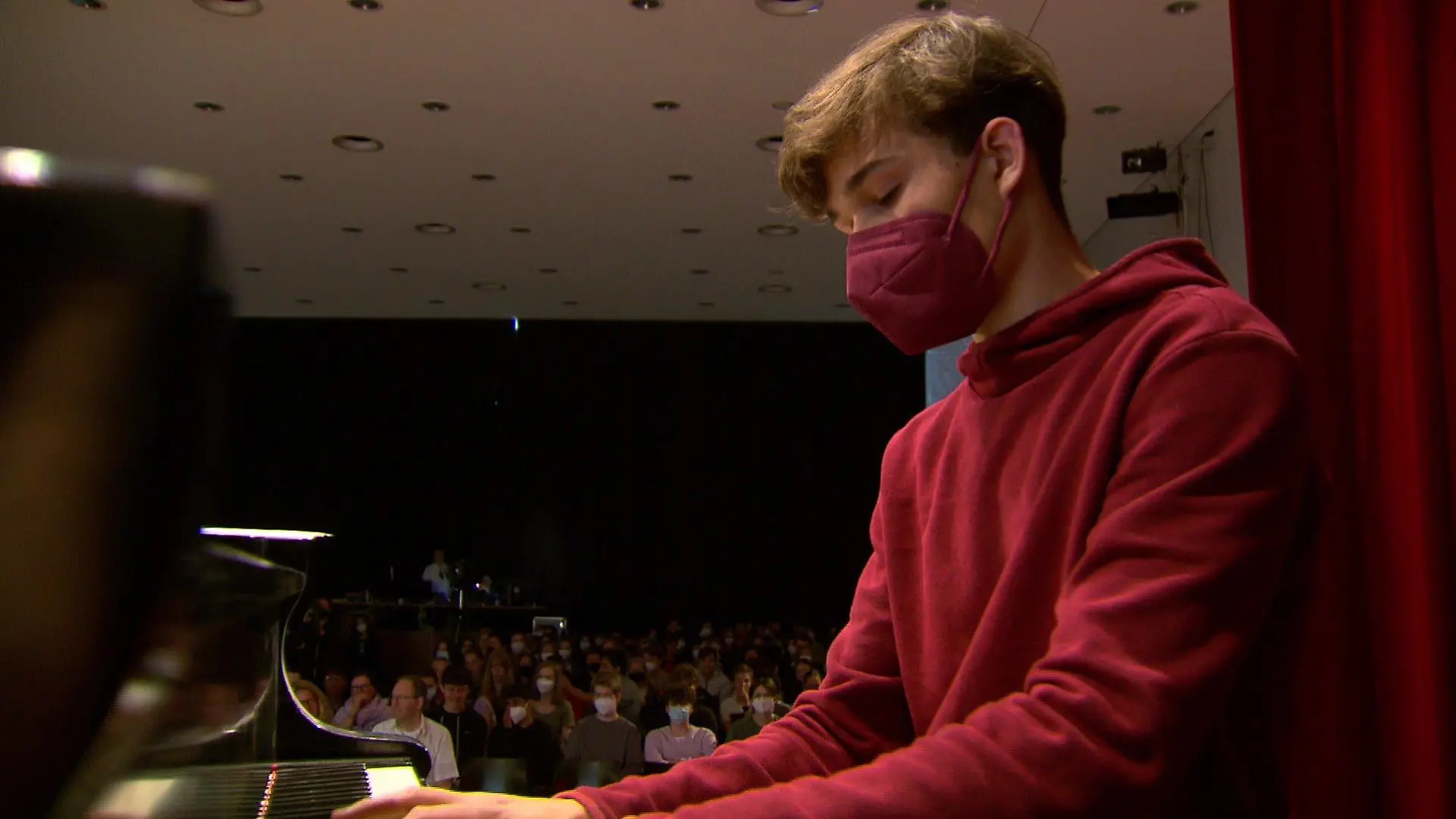 Bühnenprogramm der Schüler mit gefühlvoller Klaviermusik und mitreißende Gedichte der Holocaust-Opfer.
