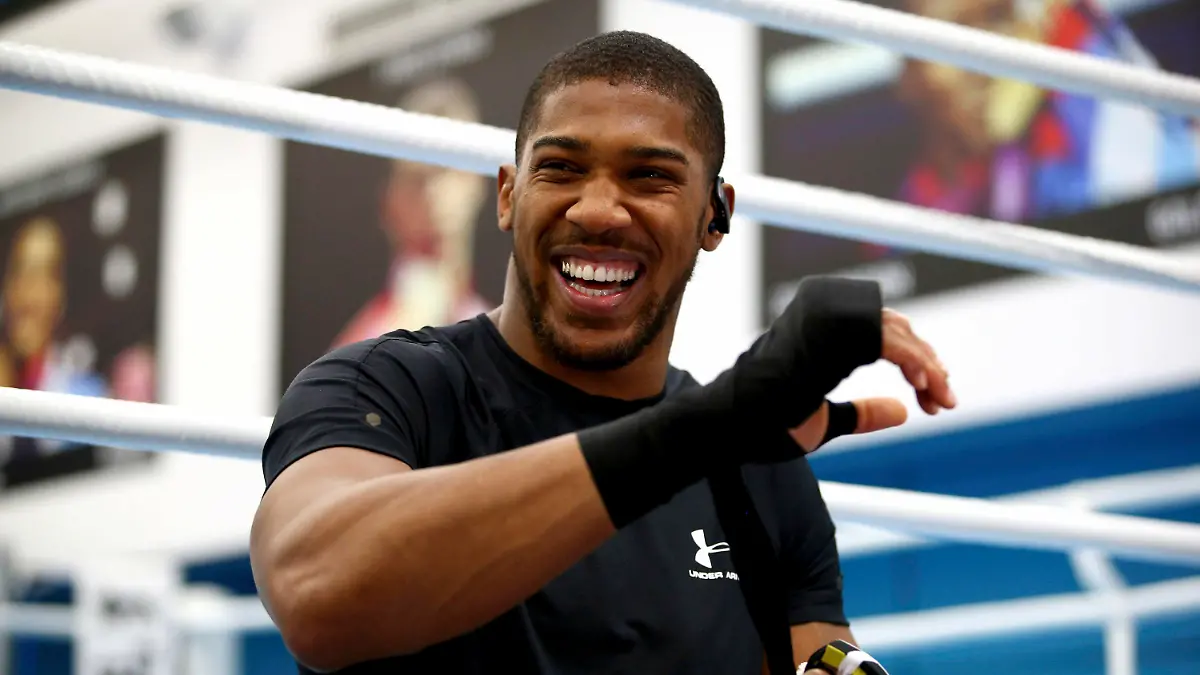 01.05.2019, Großbritannien, Sheffield: Anthony Joshua, Box-Weltmeister aus Großbritannien, lacht vor einer Pressekonferenz am Englischen Sportinstitut. Der 29 Jahre alte Schwergewichtschampion wird sich am 1. Juni im New Yorker Madison Square Garden dem Amerikaner Ruiz jr. stellen. Foto: Dave Thompson/PA/dpa +++ dpa-Bildfunk +++