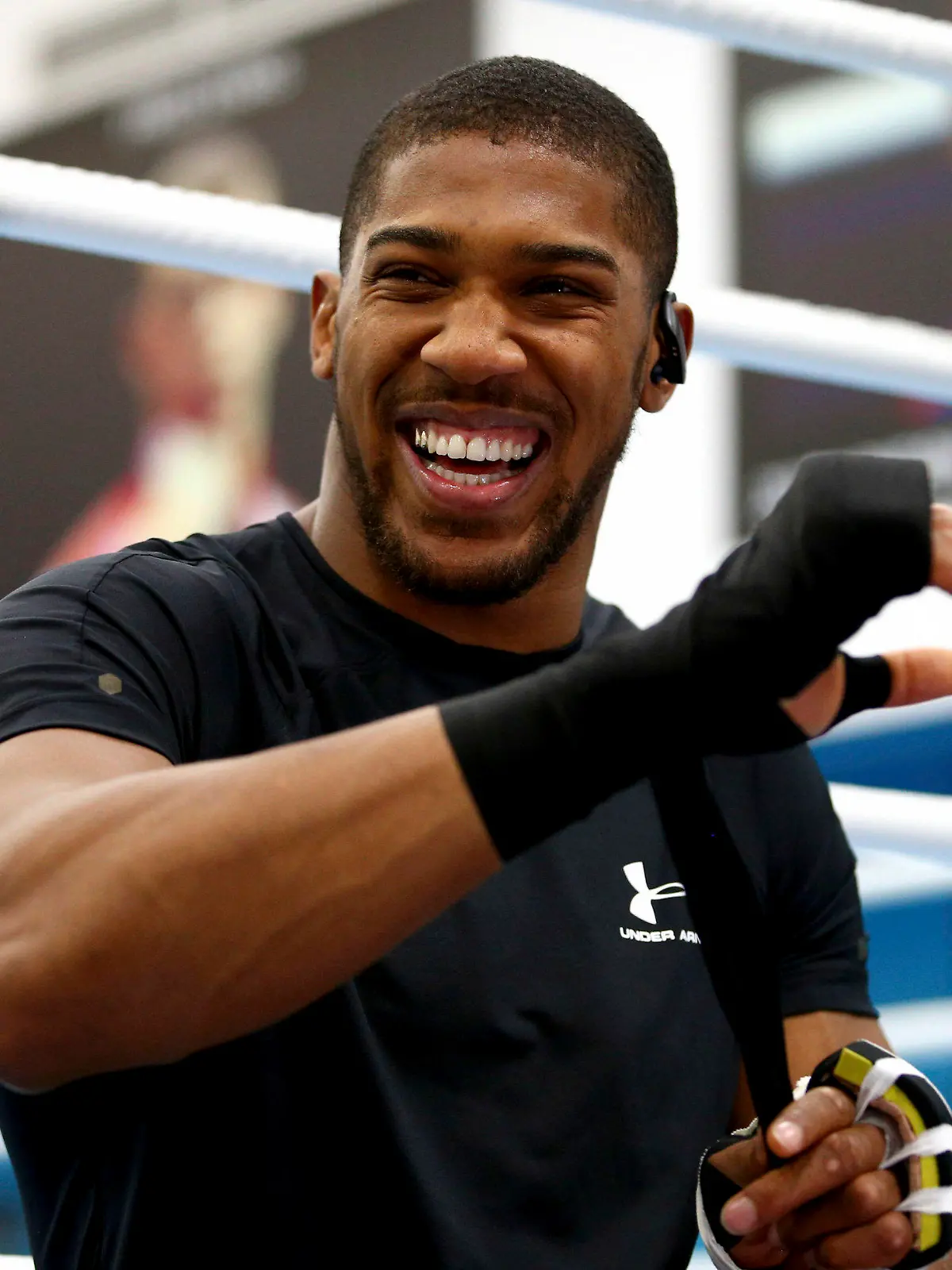01.05.2019, Großbritannien, Sheffield: Anthony Joshua, Box-Weltmeister aus Großbritannien, lacht vor einer Pressekonferenz am Englischen Sportinstitut. Der 29 Jahre alte Schwergewichtschampion wird sich am 1. Juni im New Yorker Madison Square Garden dem Amerikaner Ruiz jr. stellen. Foto: Dave Thompson/PA/dpa +++ dpa-Bildfunk +++