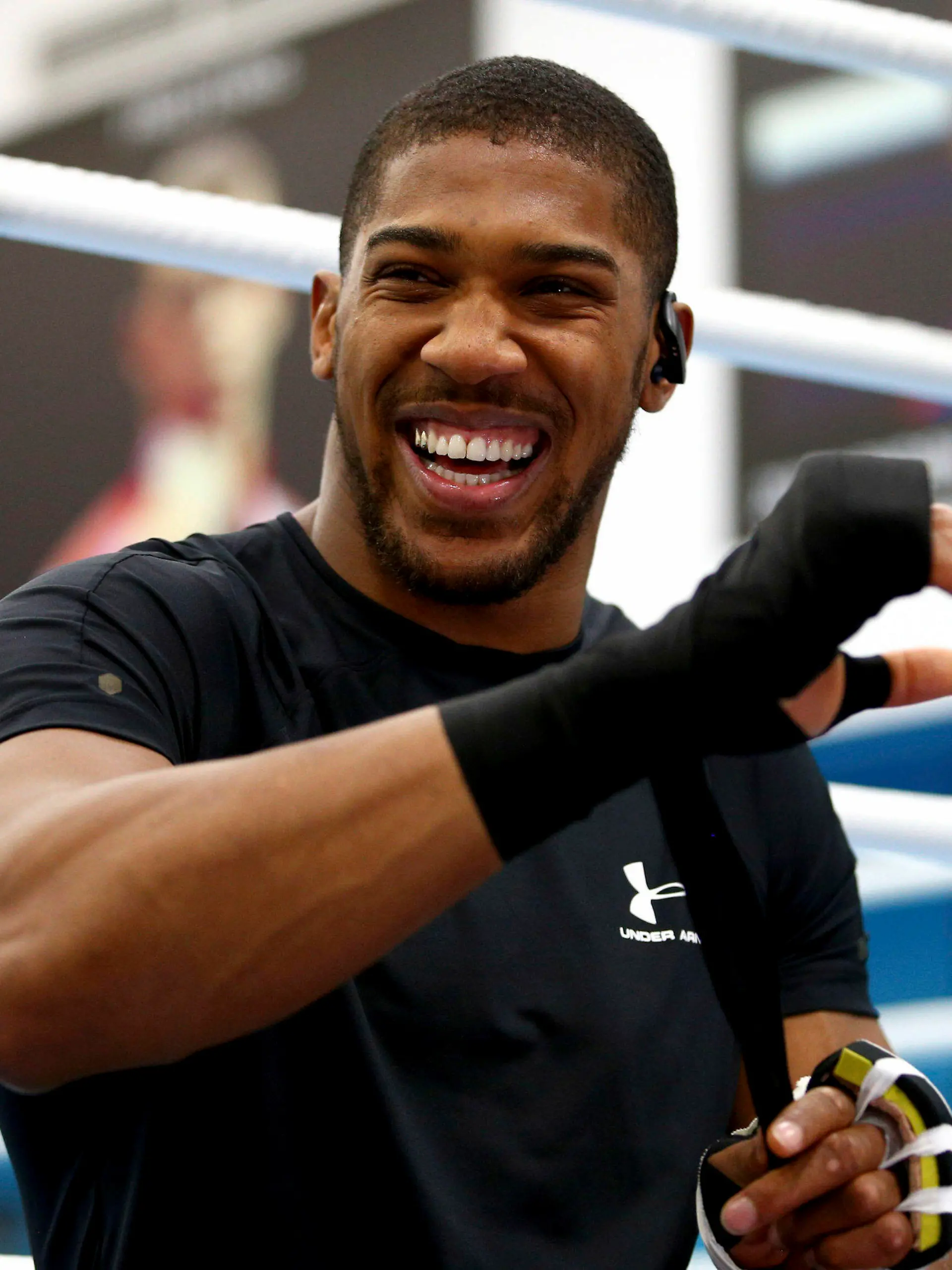 01.05.2019, Großbritannien, Sheffield: Anthony Joshua, Box-Weltmeister aus Großbritannien, lacht vor einer Pressekonferenz am Englischen Sportinstitut. Der 29 Jahre alte Schwergewichtschampion wird sich am 1. Juni im New Yorker Madison Square Garden dem Amerikaner Ruiz jr. stellen. Foto: Dave Thompson/PA/dpa +++ dpa-Bildfunk +++