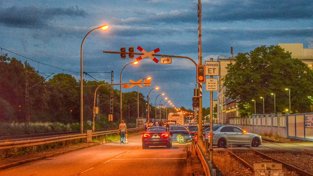 News Bilder des Tages Schrecklicher Vorfall in Mannheim: Mann 36 tötet zuerst seinen Vater und fährt anschließend auf der Flucht mit seinem Auto in Gruppe Radfahrer - eine Fahrradfahrerin 71 wird getötet, vier weitere Radfahrer schwer verletzt - Täter flüchtet anschl Schrecklicher Vorfall am Sonntagabend gegen 18 Uhr welcher sich zunächst in Ellerstadt/Rheinland-Pfalz und anschließend in Mannheim abspielte. Nach derzeitigem Ermittlungsstand soll ein 36-Jähriger seinen 69-jährigen Vater getötet haben. Anschließend flüchtete der Täter noch vor Eintreffen der Polizeikräfte mit einem Pkw. In der Folge kollidierte der 36-Jährige im Verlauf der Rhenaniastraße in Mannheim mit insgesamt vier Fahrradfahrern. Hierbei erlitt eine 71-jährige Fahrradfah Copyright: xEinsatz-Report24x/xMarvinxRiessx