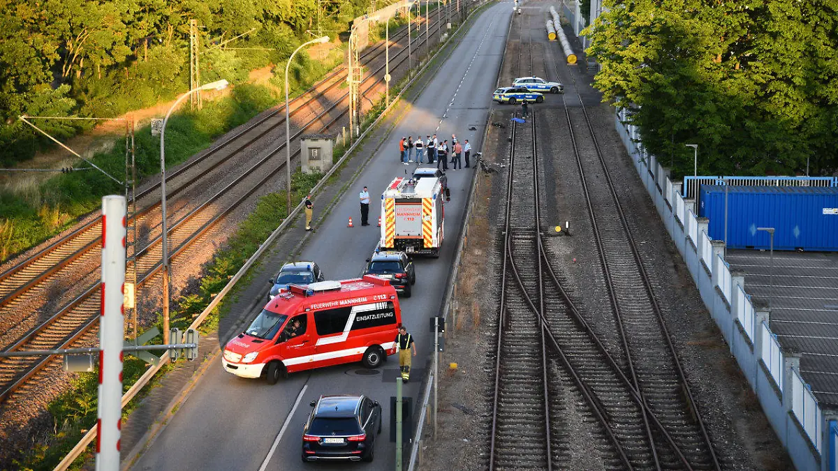 12.06.2022, Baden-Württemberg, Mannheim: Rettungskräfte und Polizei sind an einem Tatort auf der Rhenaniastraße im Einsatz. Ein flüchtiger Mann, der zuvor seinen Vater getötet haben soll, hat in Mannheim vier Fahrradfahrer mit einem Auto angefahren. Eine 71-jährige Radfahrerin wurde dabei tödlich verletzt. Drei weitere Menschen wurden schwer verletzt und kamen in Krankenhäuser, wie Polizei und Staatsanwaltschaft am Sonntagabend berichteten. «Durch Polizeikräfte konnte der Mann, welcher sich vermutlich in einem psychischen Ausnahmezustand befand, schließlich festgenommen werden», berichteten die Ermittler. Foto: René Priebe/PR-Video/dpa +++ dpa-Bildfunk +++