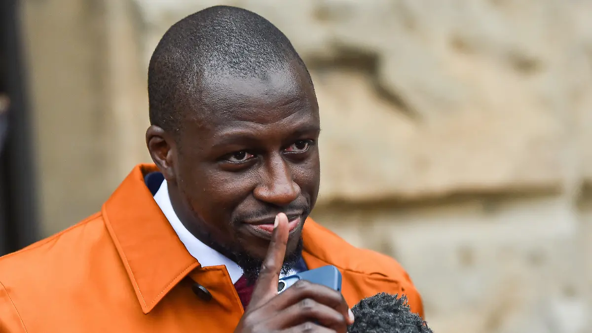 14.07.2023, Großbritannien, Chester: Benjamin Mendy, ehemaliger Fußballspieler von Manchester City, verlässt den Chester Crown Court und spricht mit Journalisten. Mendy ist im jüngsten Prozess um einen Vergewaltigungsvorwurf und den Vorwurf der versuchten Vergewaltigung freigesprochen worden. Foto: Peter Powell/PA Wire/dpa +++ dpa-Bildfunk +++