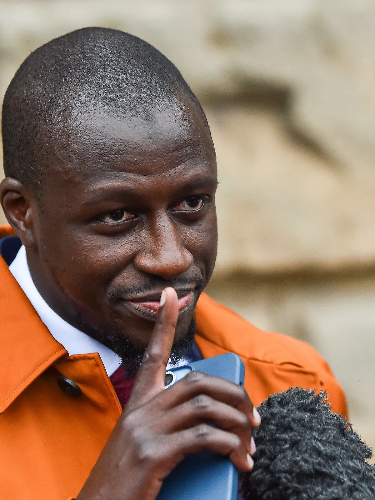 14.07.2023, Großbritannien, Chester: Benjamin Mendy, ehemaliger Fußballspieler von Manchester City, verlässt den Chester Crown Court und spricht mit Journalisten. Mendy ist im jüngsten Prozess um einen Vergewaltigungsvorwurf und den Vorwurf der versuchten Vergewaltigung freigesprochen worden. Foto: Peter Powell/PA Wire/dpa +++ dpa-Bildfunk +++