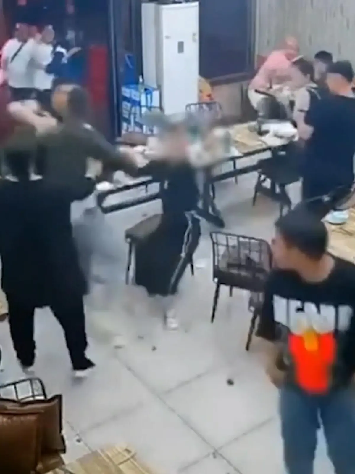 Ein Überwachungsvideo zeigt, wie ein Mann sich in einem Restaurant einer Frau nähert und nicht locker lässt. Obwohl sie ihn mehr als einmal abweist, gibt er nicht auf und schlägt ihr plötzlich ins Gesicht.
 Daraufhin versuchen mehrere Frauen, ihn zu vertreiben, indem sie ihn mit Bierflaschen schlagen, woraufhin die Gewalt gegen die Frauen eskaliert.