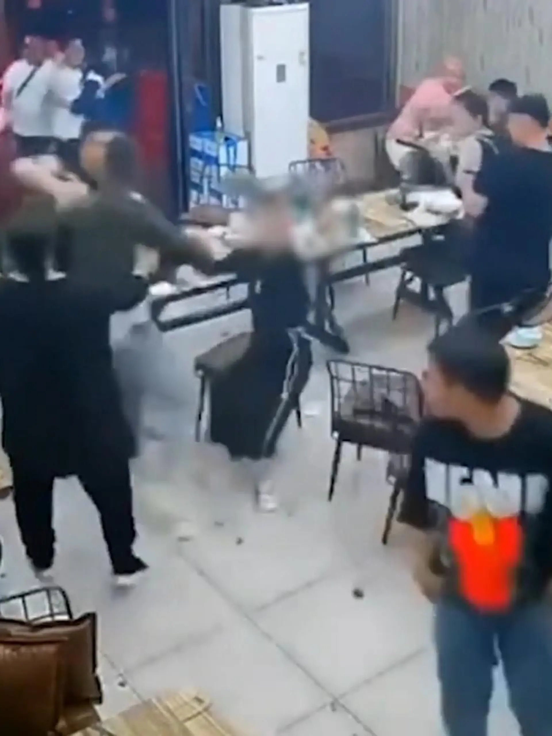 Ein Überwachungsvideo zeigt, wie ein Mann sich in einem Restaurant einer Frau nähert und nicht locker lässt. Obwohl sie ihn mehr als einmal abweist, gibt er nicht auf und schlägt ihr plötzlich ins Gesicht.
 Daraufhin versuchen mehrere Frauen, ihn zu vertreiben, indem sie ihn mit Bierflaschen schlagen, woraufhin die Gewalt gegen die Frauen eskaliert.