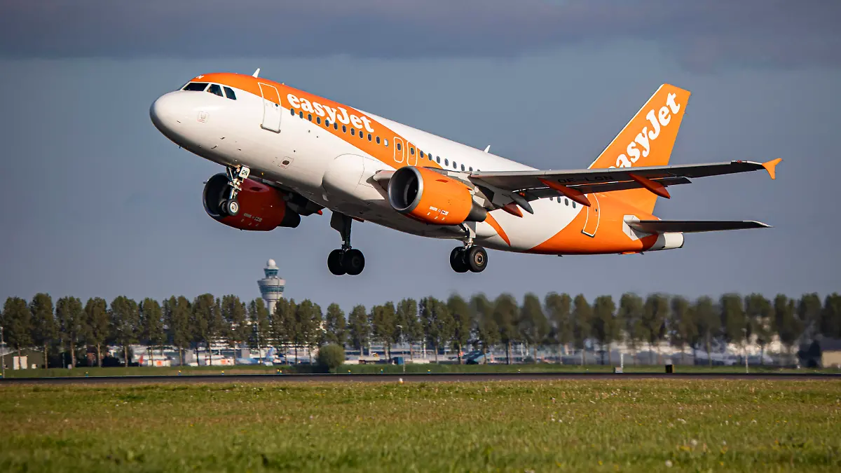  EasyJet Europe Airbus A319 Departs From Amsterdam EasyJet Europe Airbus A319 aircraft as seen during taxiing, rotate and take off phase flying as departs from Amsterdam Schiphol Airport. The A319 has the registration OE-LQN. EasyJet is a British multinational low cost airline group with headquarters at London Luton Airport while EasyJet Europe Airline GmbH is based in Vienna Austria with a fleet of 127 airplane. The aviation industry is showing recovery and increased demand after the Covid-19 Coronavirus pandemic measures have been easing across the worlds. Amsterdam, Netherlands on April 27, 2022 Amsterdam Netherlands PUBLICATIONxNOTxINxFRA Copyright: xNicolasxEconomoux originalFilename: economou-easyjete220427_np0wA.jpg