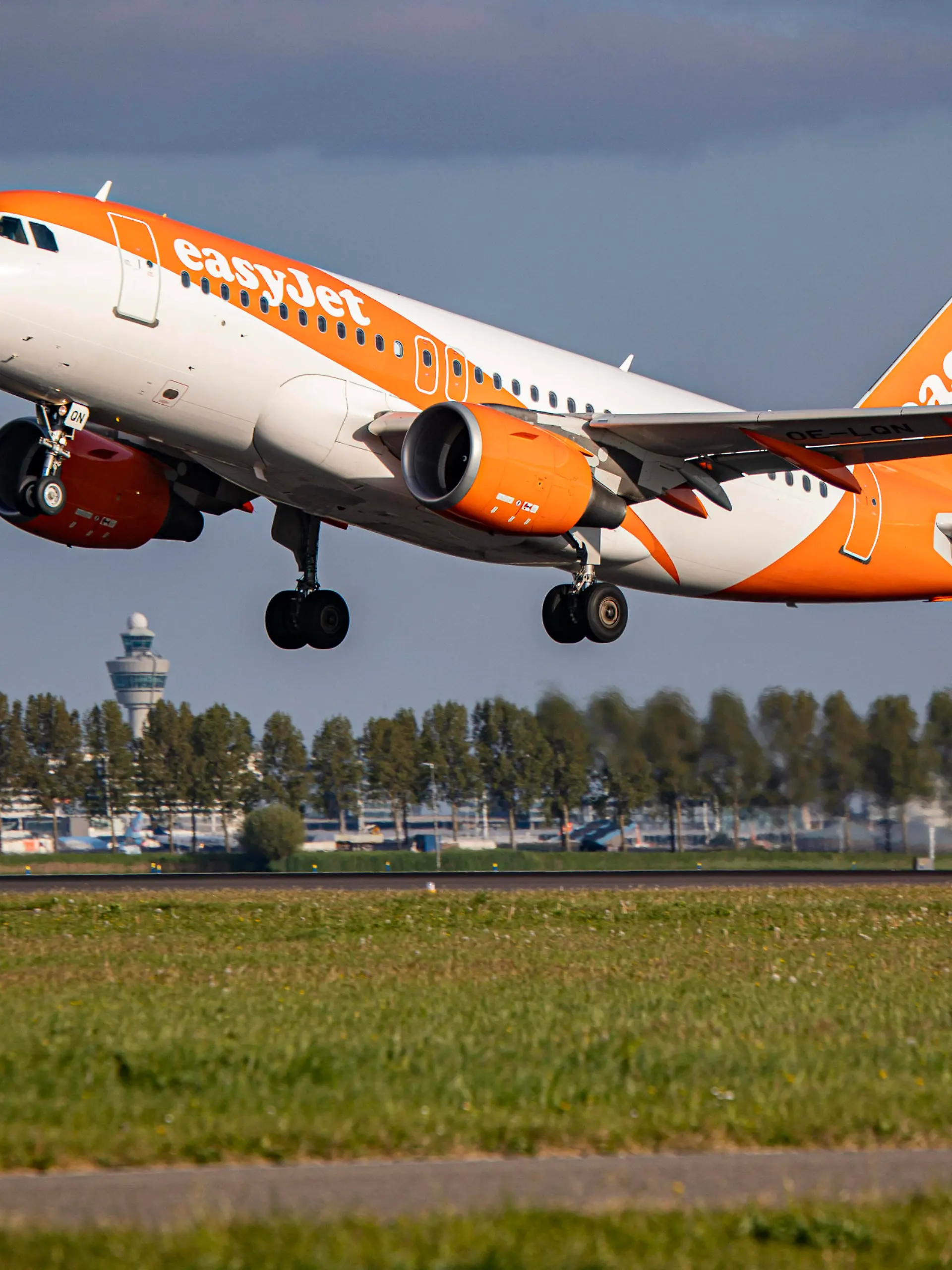  EasyJet Europe Airbus A319 Departs From Amsterdam EasyJet Europe Airbus A319 aircraft as seen during taxiing, rotate and take off phase flying as departs from Amsterdam Schiphol Airport. The A319 has the registration OE-LQN. EasyJet is a British multinational low cost airline group with headquarters at London Luton Airport while EasyJet Europe Airline GmbH is based in Vienna Austria with a fleet of 127 airplane. The aviation industry is showing recovery and increased demand after the Covid-19 Coronavirus pandemic measures have been easing across the worlds. Amsterdam, Netherlands on April 27, 2022 Amsterdam Netherlands PUBLICATIONxNOTxINxFRA Copyright: xNicolasxEconomoux originalFilename: economou-easyjete220427_np0wA.jpg