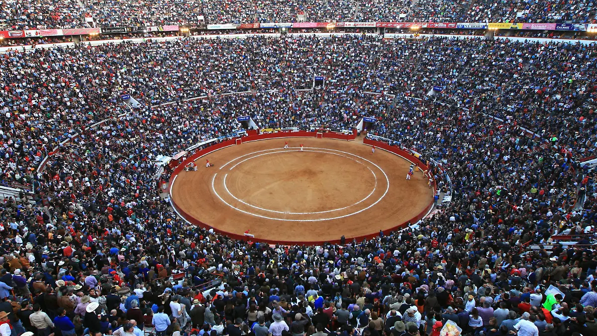 epaselect epa05138271 A picture dated 31 January 2016 shows a general view of the Plaza Mexico bullring during the bullfight of Spanish matador Jose Tomas with his first bull of the afternoon, named 'Bellotero' (522 kg) as part of the 'Temporada Grande 2015-16' (Big Season) in Mexico City, Mexico. EPA/MARIO GUZMAN ++