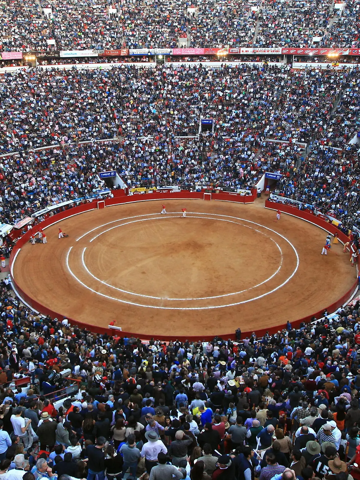 epaselect epa05138271 A picture dated 31 January 2016 shows a general view of the Plaza Mexico bullring during the bullfight of Spanish matador Jose Tomas with his first bull of the afternoon, named 'Bellotero' (522 kg) as part of the 'Temporada Grande 2015-16' (Big Season) in Mexico City, Mexico. EPA/MARIO GUZMAN ++