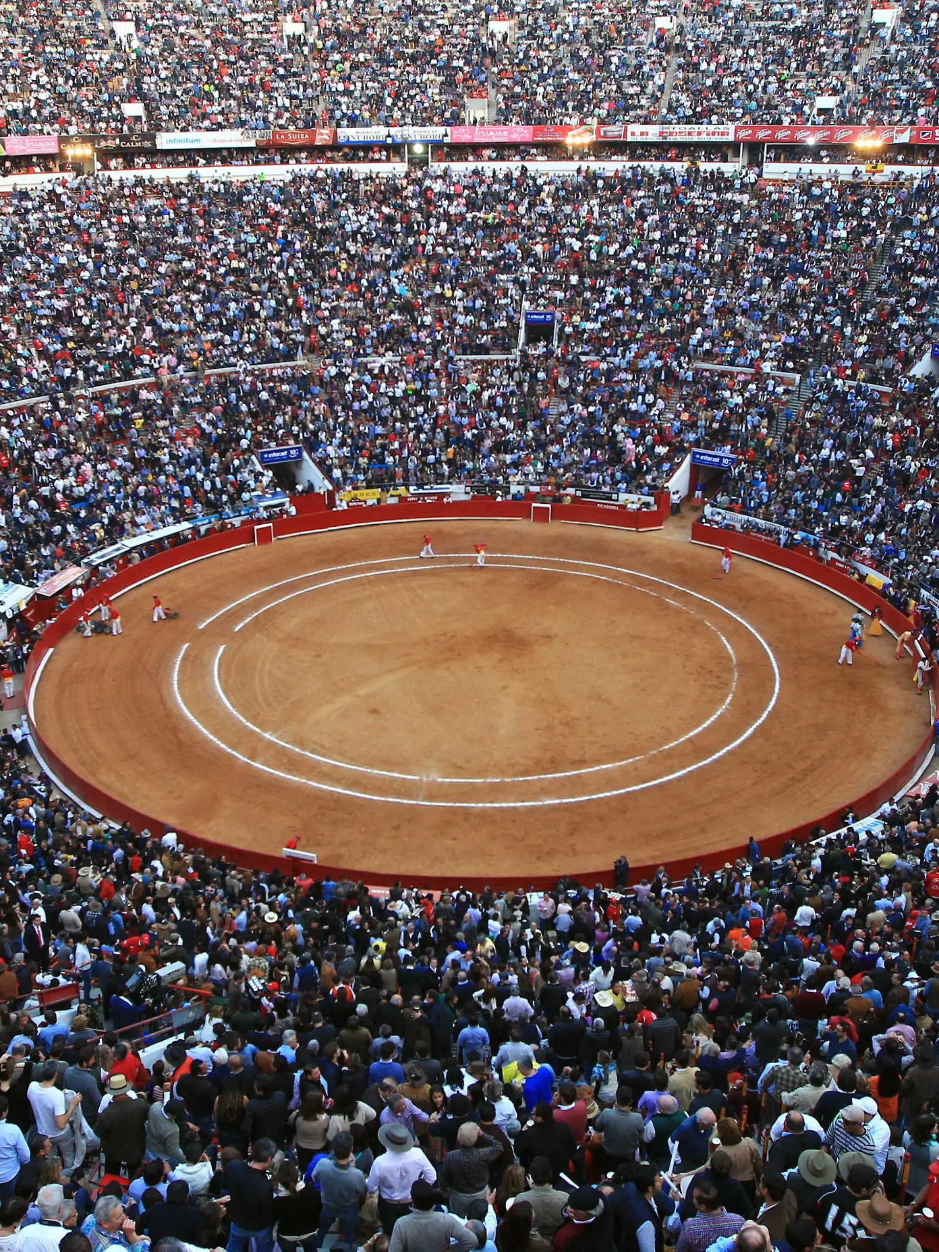 epaselect epa05138271 A picture dated 31 January 2016 shows a general view of the Plaza Mexico bullring during the bullfight of Spanish matador Jose Tomas with his first bull of the afternoon, named 'Bellotero' (522 kg) as part of the 'Temporada Grande 2015-16' (Big Season) in Mexico City, Mexico. EPA/MARIO GUZMAN ++