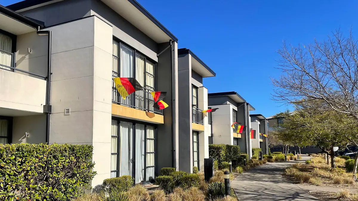 13.07.2023, Australien, Wyong: Fußball, WM, Frauen, erster Trainingstag des deutschen Nationalteams: Deutsche Flaggen wehen vor den Apartments des Teamhotels Mercure Kooindah Waters. Das erste Gruppenspiel der deutschen Mannschaft steht am 24. Juli in Melbourne gegen Marokko an. (zu dpa: «Nach 27-stündiger Reise: DFB-Frauen in Australien angekommen») Foto: Michelle Ostwald/dpa +++ dpa-Bildfunk +++