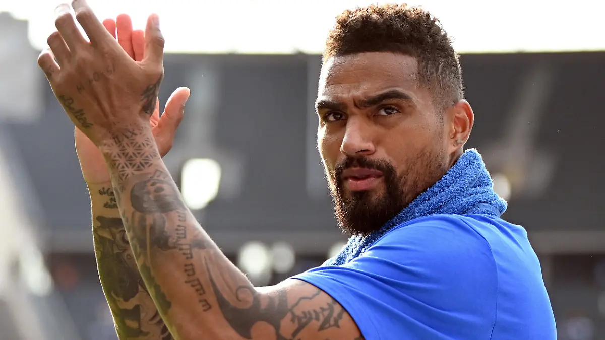ARCHIV - 21.08.2021, Berlin: Fußball: Bundesliga, Hertha BSC - VfL Wolfsburg, 2. Spieltag im Olympiastadion. Kevin-Prince Boateng von Hertha applaudiert nach Spielende in Richtung der Fans. (zu dpa "Kevin-Prince Boateng heiratet in Italien - und digital auf dem Mond") Foto: Soeren Stache/dpa-Zentralbild/dpa +++ dpa-Bildfunk +++