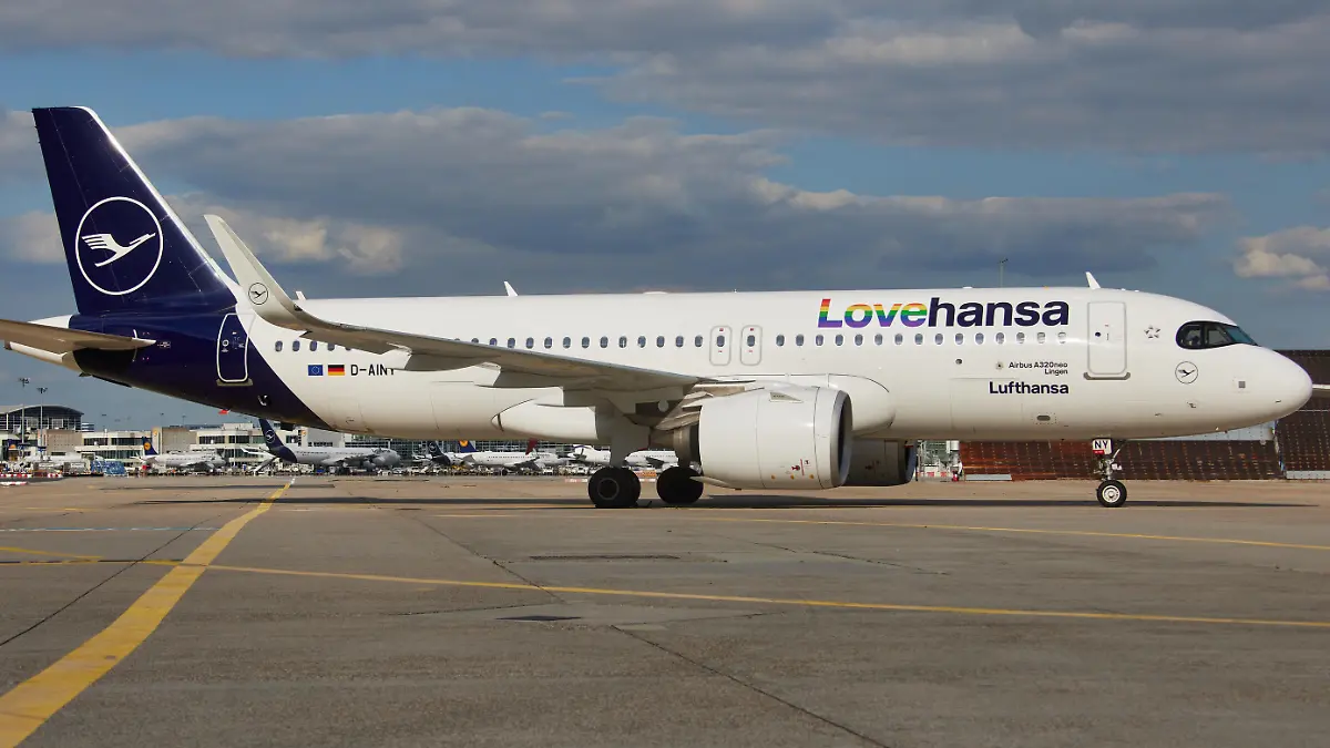 Lovehansa statt Lufthansa - mit diesem Aufdruck soll die Maschine sechs Monate unterwegs sein.
