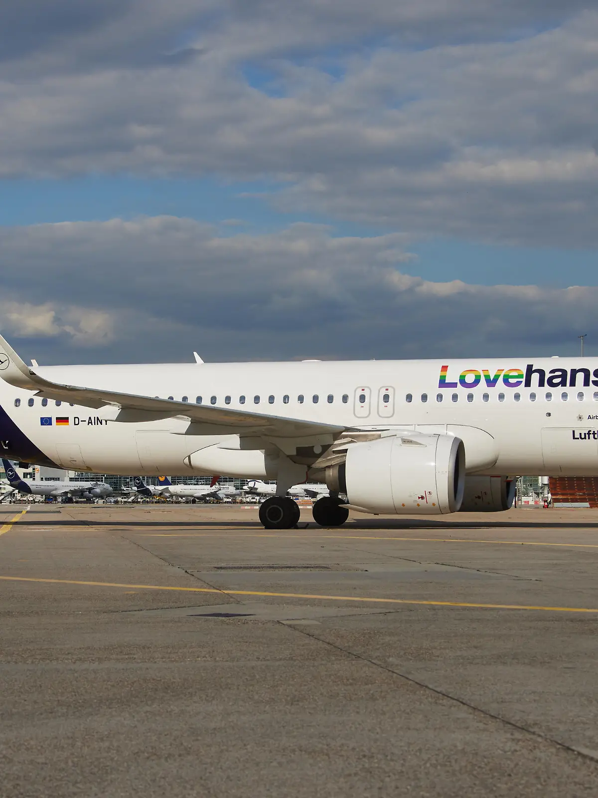 Lovehansa statt Lufthansa - mit diesem Aufdruck soll die Maschine sechs Monate unterwegs sein.