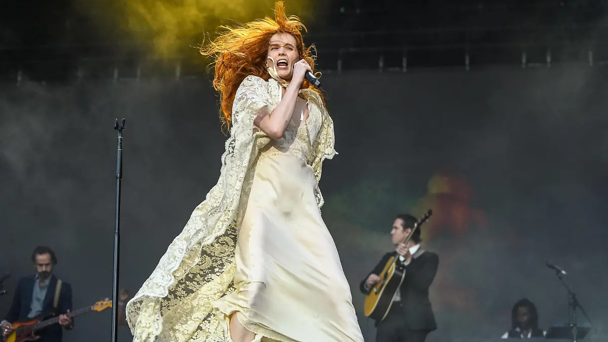 10.06.2022, xlakx, Entertainment Musik, Tempelhof Sounds 2022 emspor, v.l.Die Band Florence  the Machine auf der MainStage Buehne waehrend demTempelhof Sounds 2022 - Tag 1 - auf den ehemaligen Flughafengelaende Tempelhof in Berlin. Berlin *** 10 06 2022, xlakx, entertainment music, Tempelhof Sounds 2022 emspor, v l The band Florence the Machine on the MainStage stage during theTempelhof Sounds 2022 Day 1 at the former Tempelhof airport grounds in Berlin Berlin