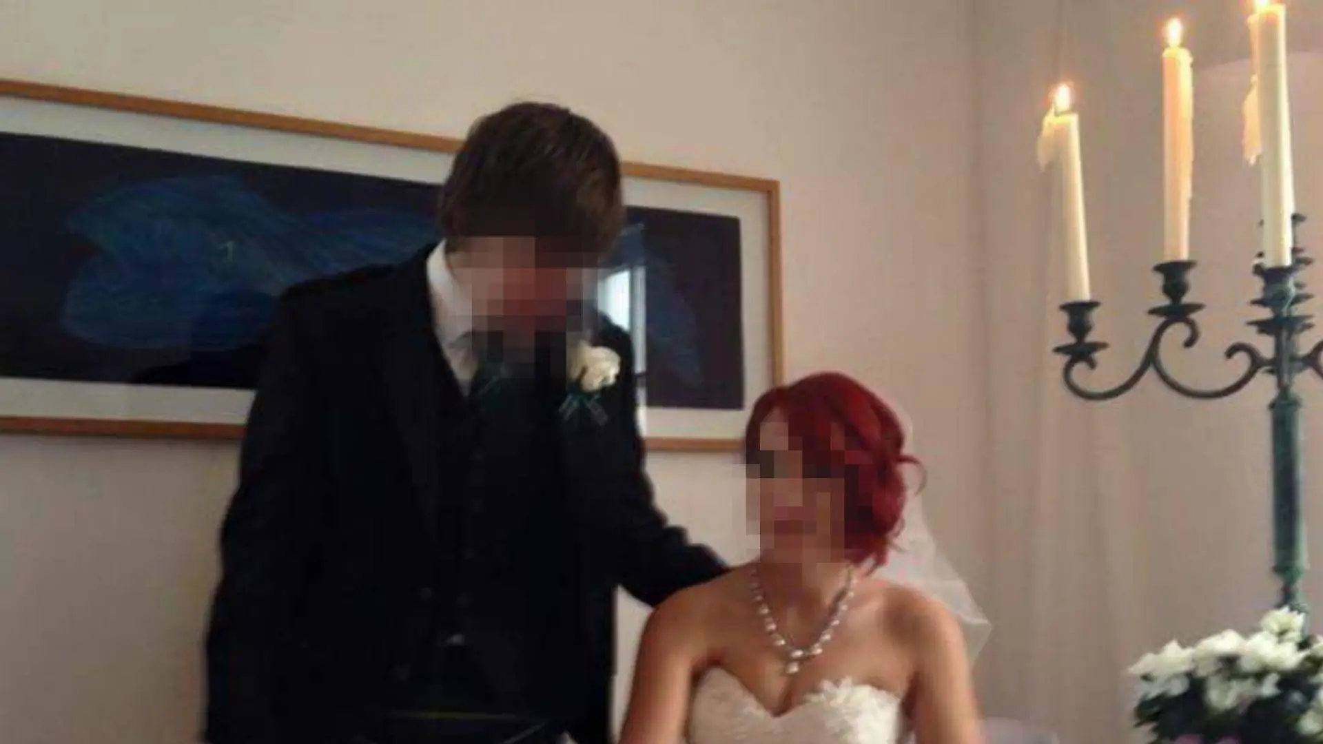 Ein Foto zeigt das Paar bei ihrer Hochzeit.