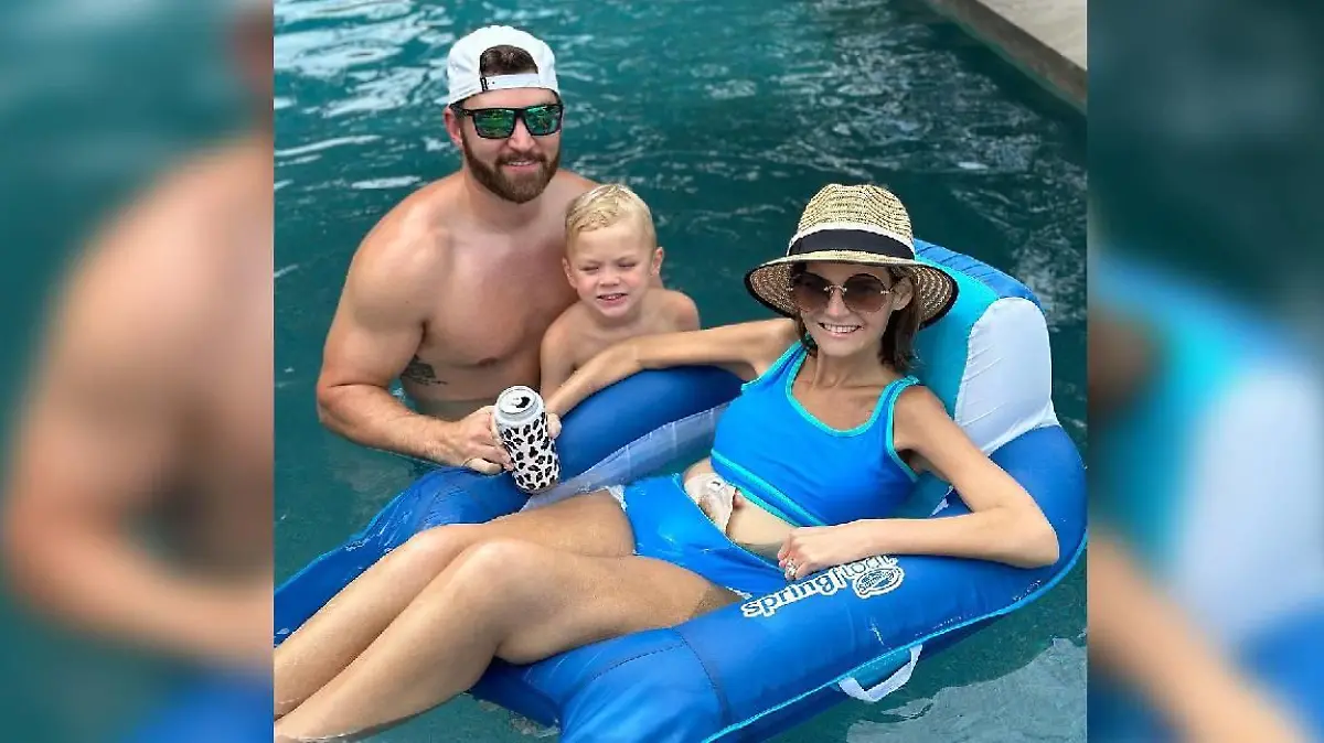 Haley mit Mann und Sohn im Wasser