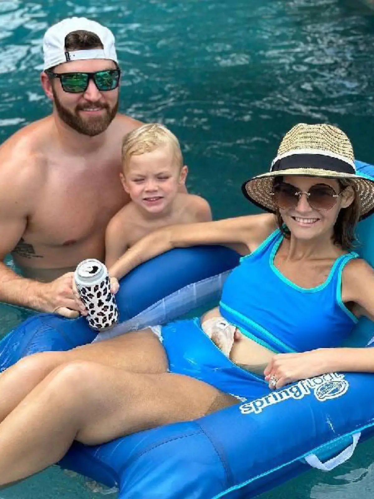 Haley mit Mann und Sohn im Wasser