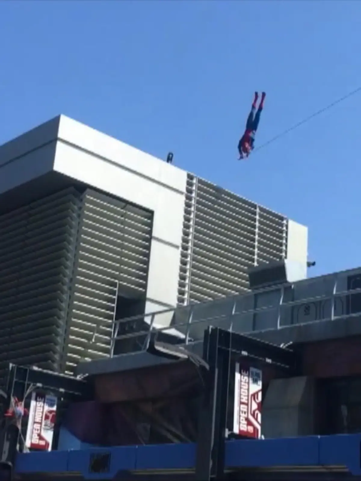 Schreck-Moment im Disneyland! Im kalifornischen Anaheim filmen die Park-Besucher einen spektakulären Spiderman-Stunt. Dann der Schock: Der Spinnen-Mann knallt gegen ein Gebäude! Und das mit voller Geschwindigkeit. Doch zum Glück gab’s Entwarnung ... Die Bilder sehen Sie im Video.