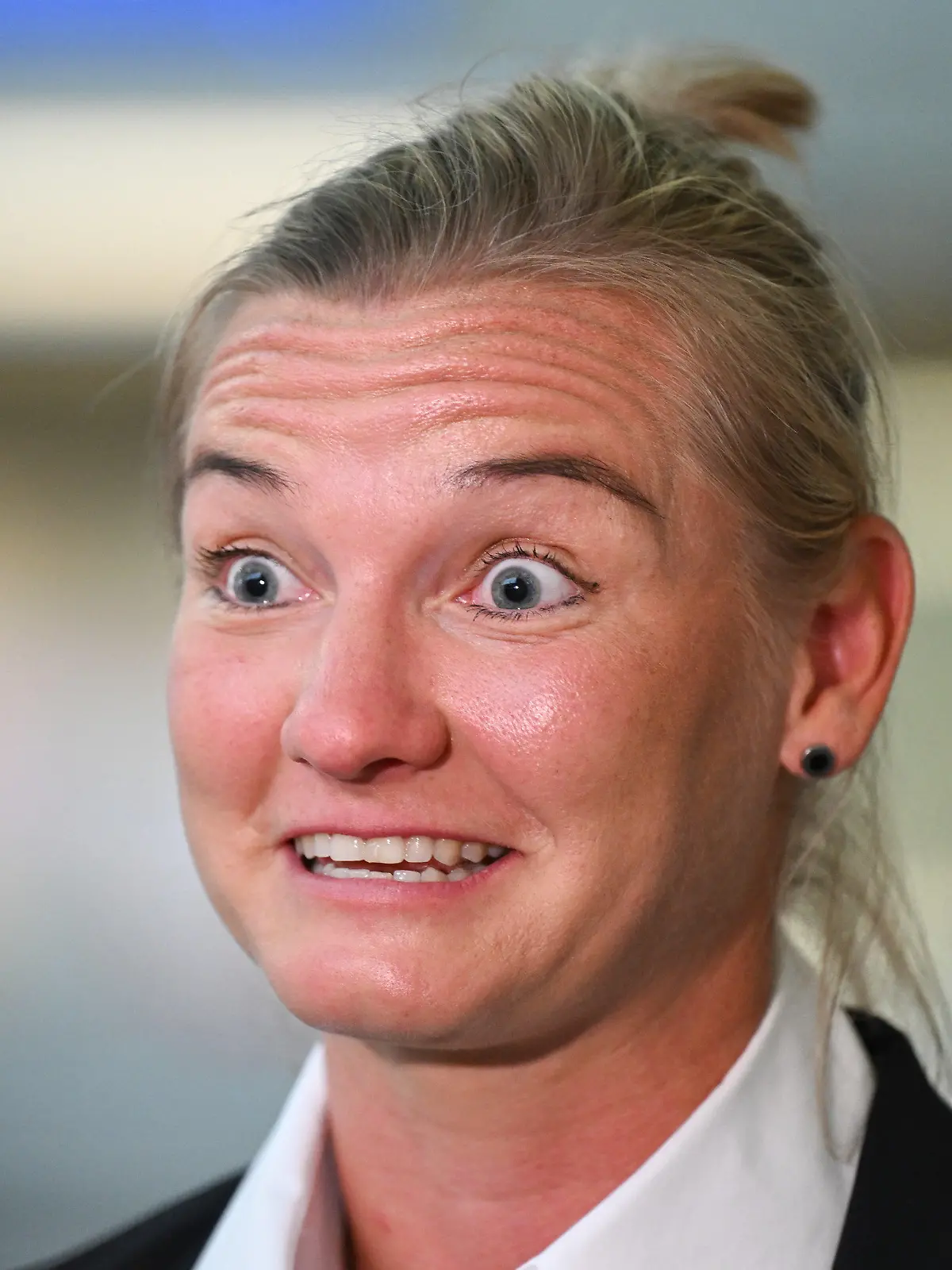 ARCHIV - 11.07.2023, Hessen, Frankfurt/Main: Fußball: Nationalteam, Frauen, WM, Abflug der DFB-Frauen zur WM nach Australien, Alexandra Popp gibt vor der Abreise des Teams nach Australien ein Fernseh-Interview. Popp hat im Gegensatz zu anderen Nationalspielerinnen keine Angts vor Schlangen und Spinnen. (zu dpa: ««Gebüsch voller Schlangen»: Tierische Begegnung für DFB-Frauen») Foto: Arne Dedert/dpa +++ dpa-Bildfunk +++
