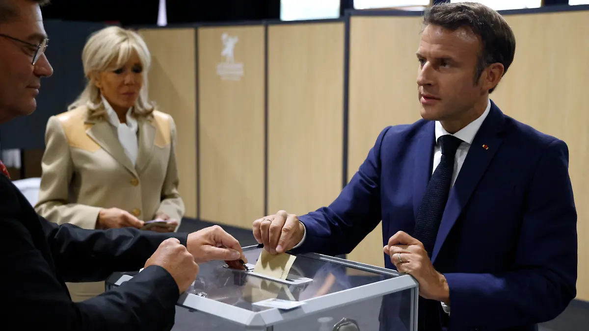 12.06.2022, Frankreich, Le Touquet: Emmanuel Macron, Präsident von Frankreich, und seine Frau Brigitte geben in einem Wahllokal ihre Stimmen in der ersten Runde der französischen Parlamentswahl ab. Die französischen Wählerinnen und Wähler wählen bei den Parlamentswahlen die Abgeordneten. Foto: Ludovic Marin/Pool AFP/AP/dpa +++ dpa-Bildfunk +++