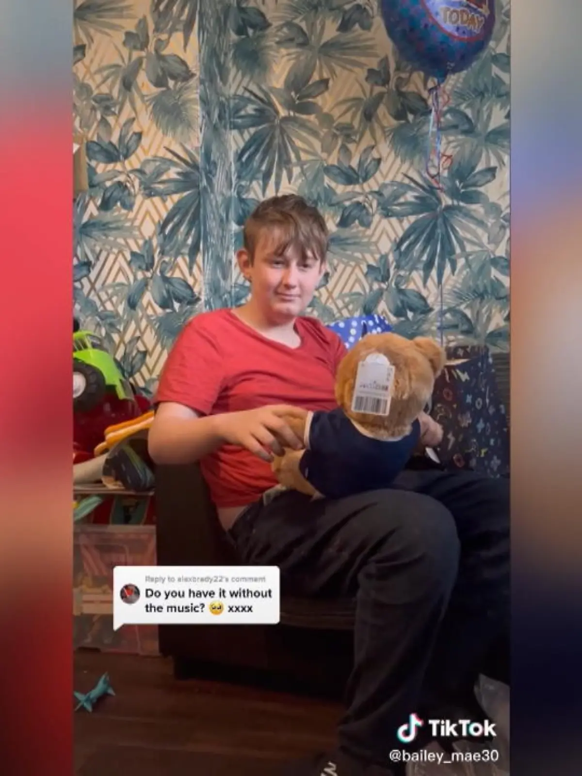 Es ist ein rührender und trauriger Moment zu gleich: zu seinem 12. Geburtstag bekommt Brennan Mansell von seinen Schwestern einen Teddy geschenkt. Als er die Pfote des Bären drückt ist die Stimme seiner verstorbenen Mutter Lisa zu hören...