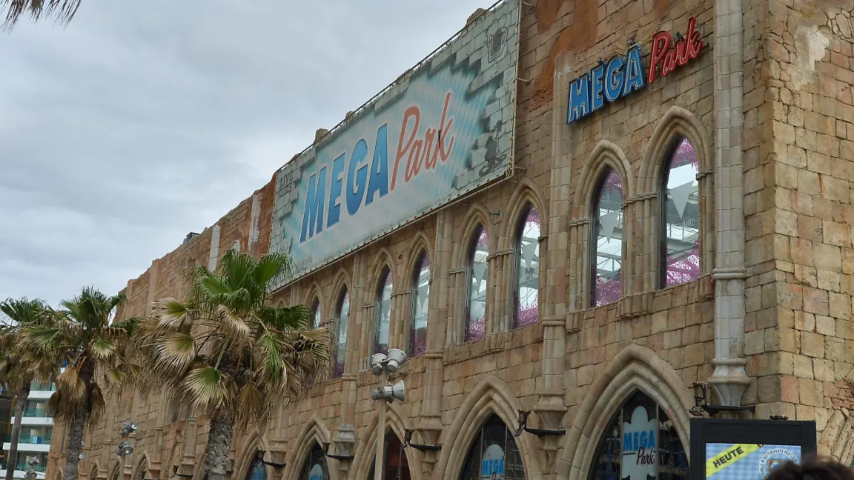 Bild zeigt: Megapark, Gebäude, Außenansicht, Schriftzug, 30.04.2023, Playa de Palma, Mallorca, Party, Mallorca, Megapark Opening 2023 *** Image shows megapark, building, exterior, lettering, 30 04 2023, Playa de Palma, Mallorca, party, Majorca, Megapark Opening 2023 xklx