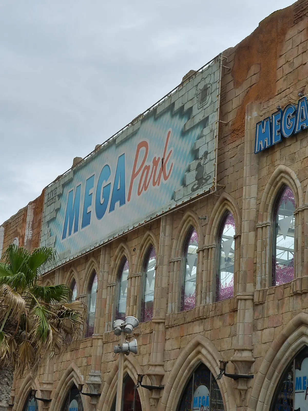 Bild zeigt: Megapark, Gebäude, Außenansicht, Schriftzug, 30.04.2023, Playa de Palma, Mallorca, Party, Mallorca, Megapark Opening 2023 *** Image shows megapark, building, exterior, lettering, 30 04 2023, Playa de Palma, Mallorca, party, Majorca, Megapark Opening 2023 xklx