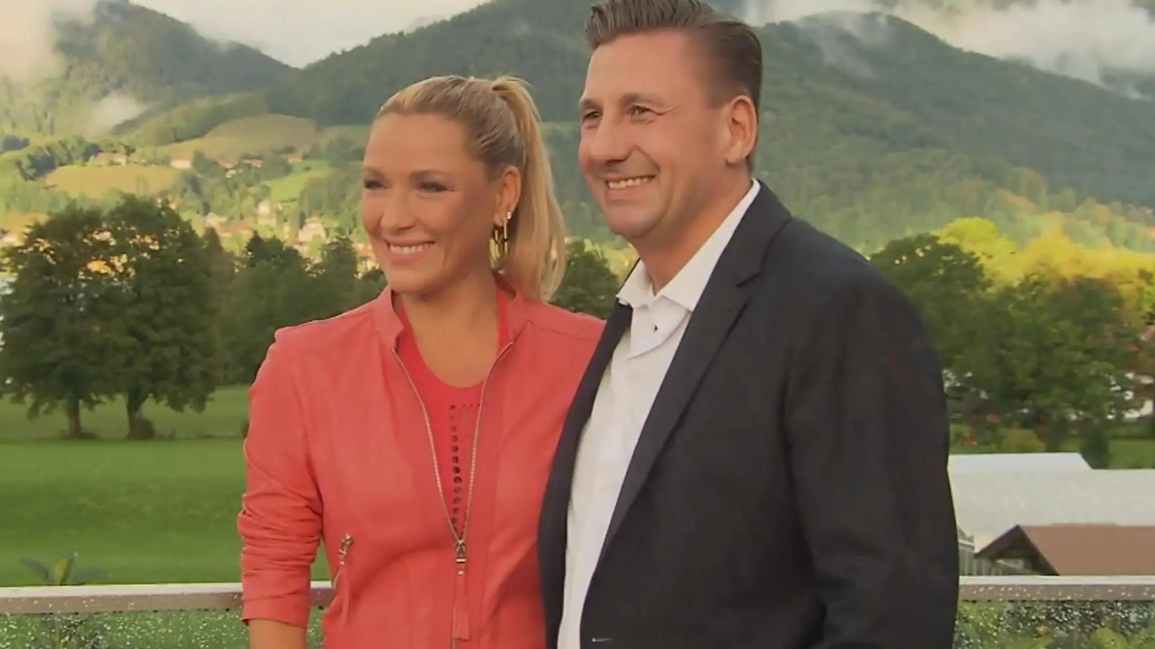 Simone Mecky-Ballack wieder happy mit ihrem Mann Harmonie bei Hotel-Eröffnung