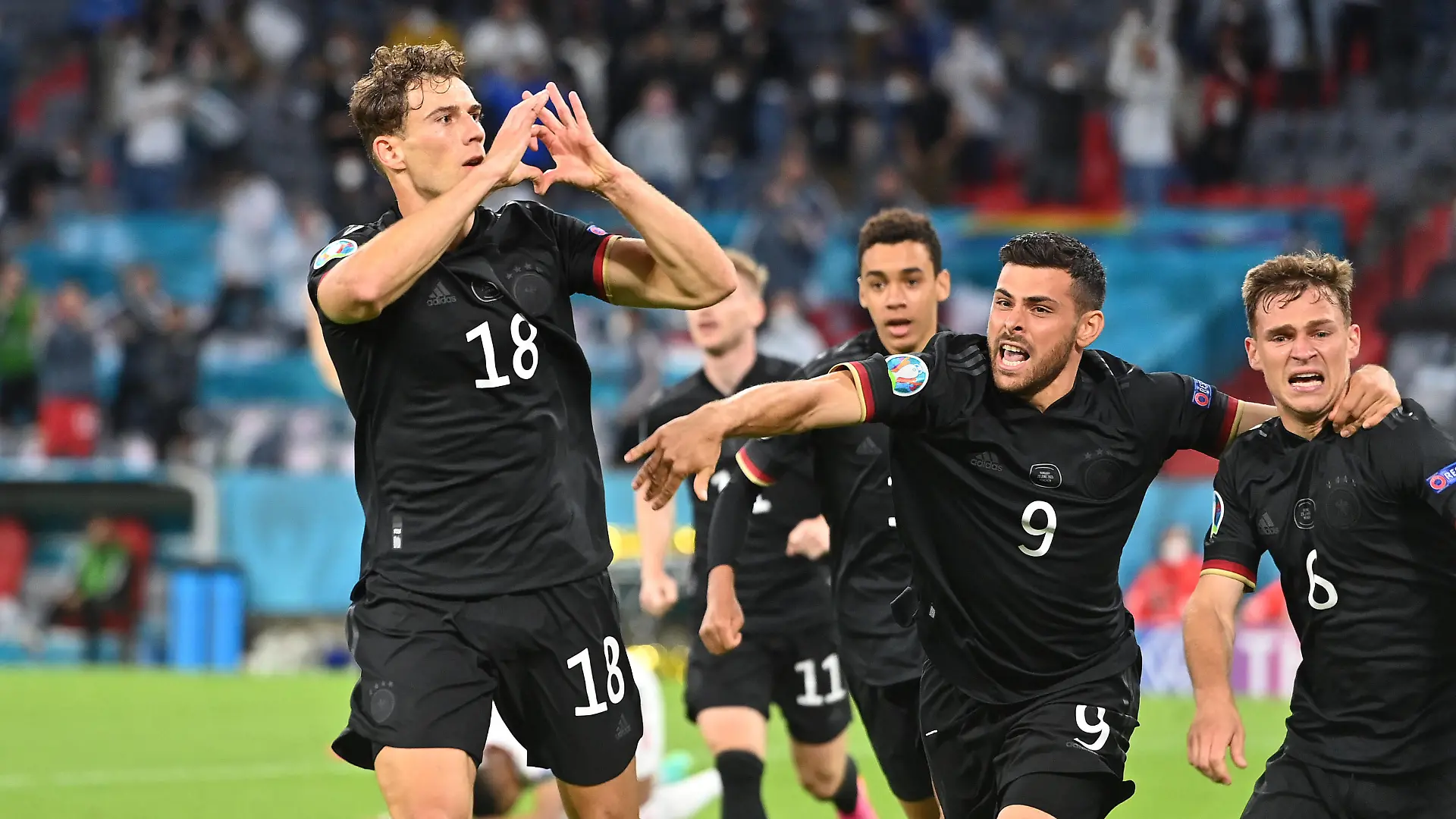 Leon Goretzka (li.) zeigt Herz.